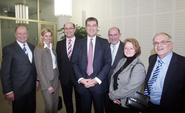 Gunther und Tochter Constanze Oschmann, Geschäftsführer Müller Medien, CSU-Staatssekretär Albert Füracker, Staatsminister Dr. Markus Söder, Willibald Gailler, Landrat Neumarkt/Opf., Claudia Leimeter, stellv. Finanzamtsleiterin Neumarkt/Opf., sowie Paul Prengel, Leiter Finanzamt Neumarkt. | Foto: J. König