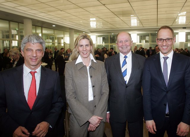 Dr. Armin Zitzmann, Vorstandsvorsitzender Nürnberger Versicherungsgruppe, Constanze Oschmann mit Vater Gunther Oschmann, beide Geschäftsführer Müller Medien, und Prof. Dr. Christian Rödl, Geschäftsführer Rödl & Partner. | Foto: J. König