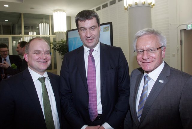 Staatsminister Dr. Markus Söder (M.) mit CSU-Stadtratsfraktionsvorsitzendem Sebastian Brehm und Prof. Dr. Karl-Dieter Grüske (r.), Präsident a. D. der Universität Erlangen-Nürnberg. | Foto: J. König