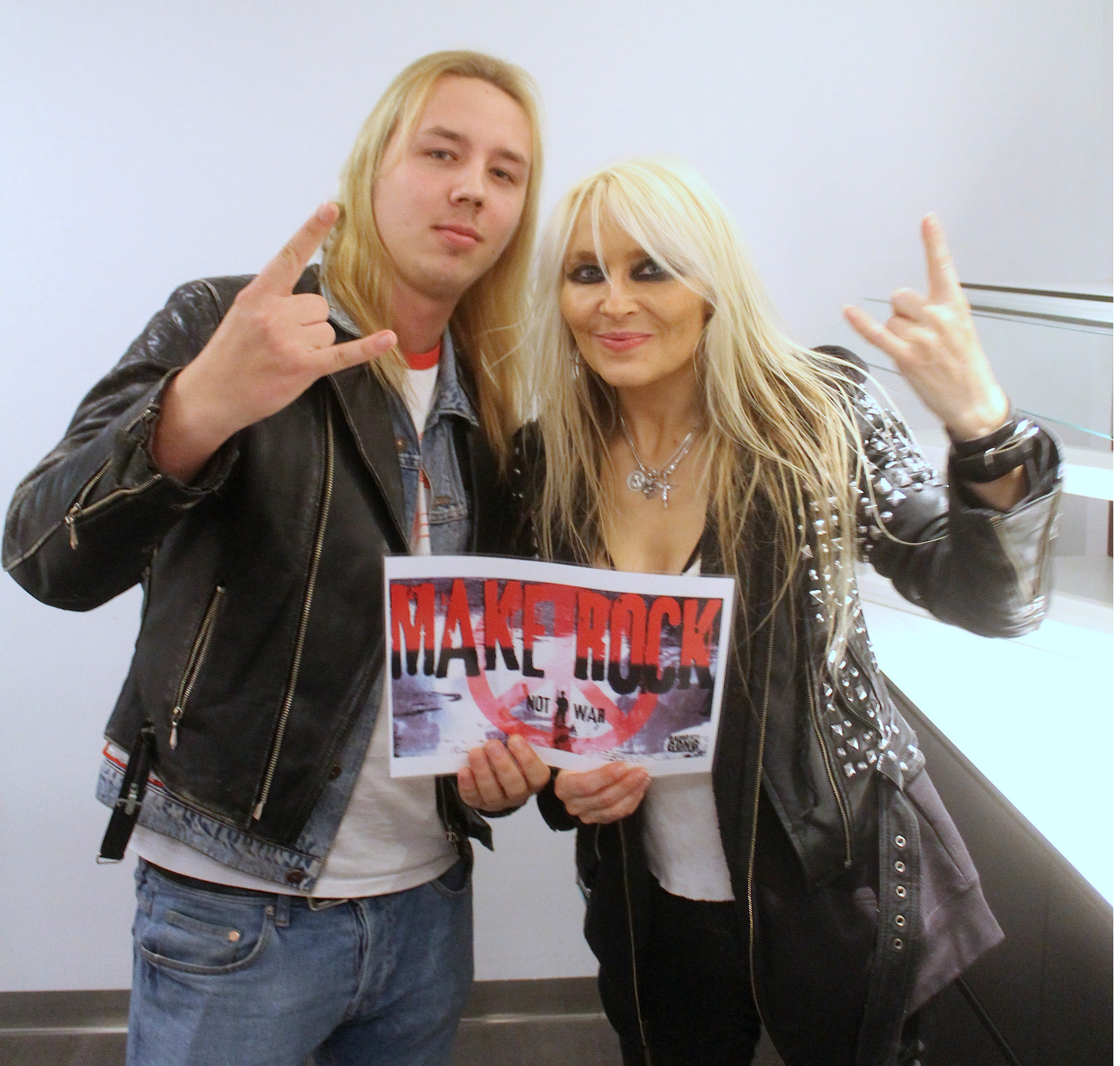 Auch Rockröhre Doro Pesch will Gong-Moderator Danny Keck beim längsten Rocksong aller Zeiten helfen.