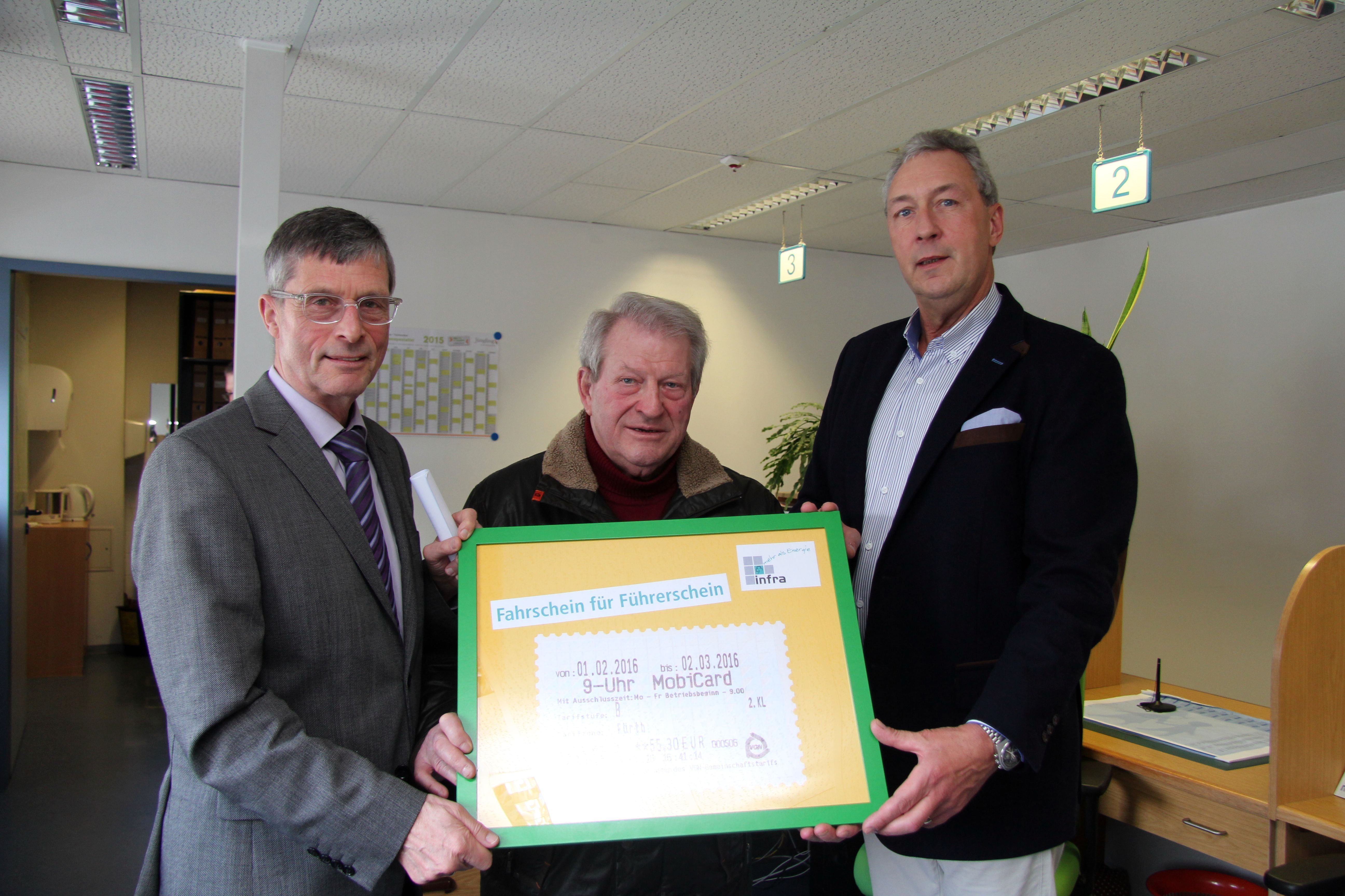 Alfons Kirchner (M.) vom Seniorenrat begrüßt die neue Aktion, die Rechtsreferent Christoph Maier (li.) zusammen mit infra-Chef Hans Partheimüller im Straßenverkehrsamt der Stadt Fürth offiziell vorgestellt haben.