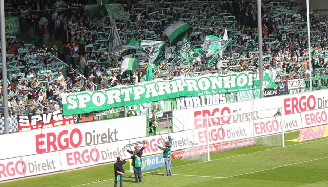 Bei den Heimspielen taten die Kleeblattanhänger immer wieder mit großen Transparenten ihren Wunschnamen "Sportpark Ronhof" kund. Foto: Ebersberger