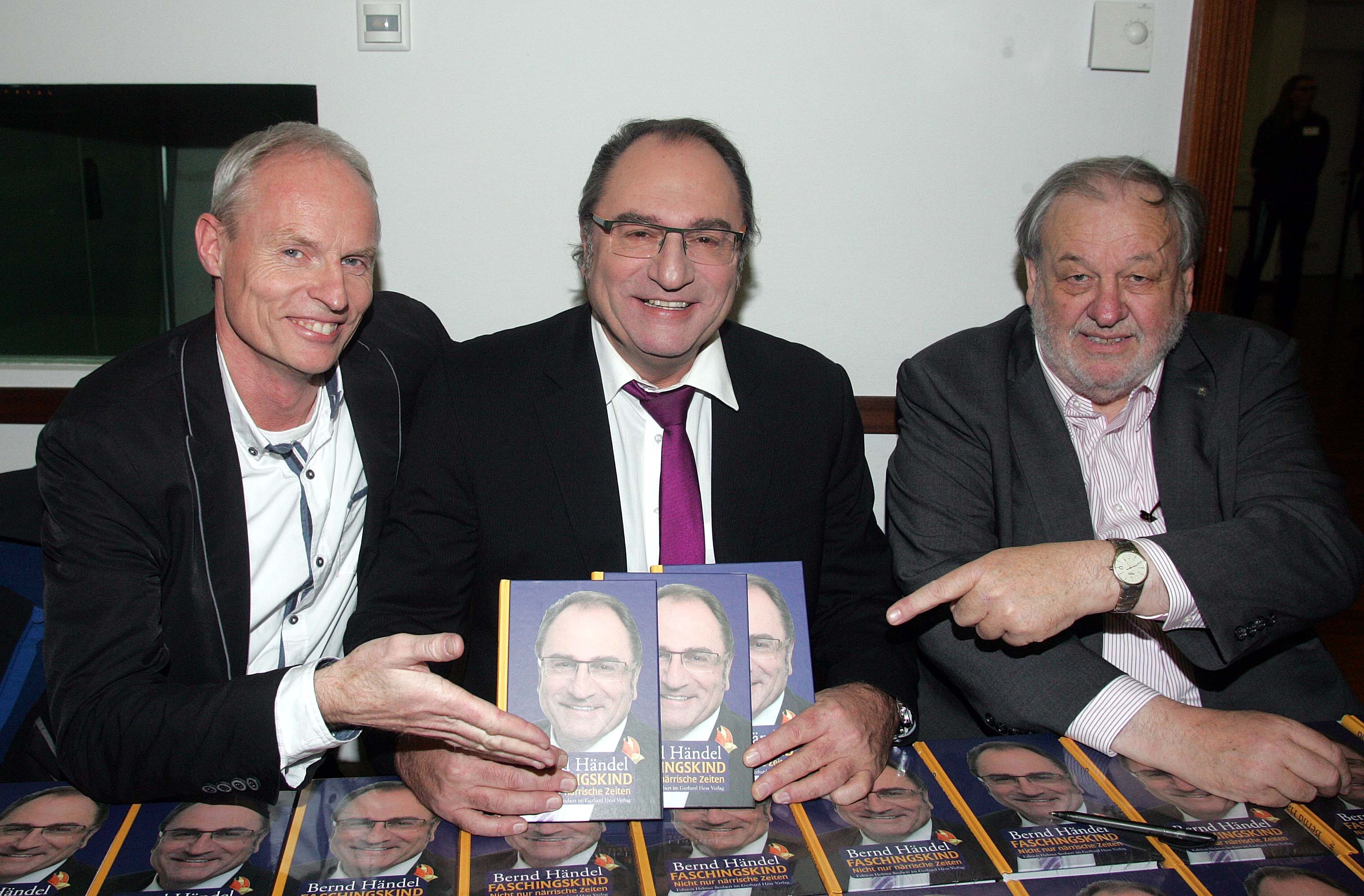 Bernd Händel (M.) mit Verleger Horst Wörner (r.) und Vorwort-Schreiber Norbert Neugirg, Altneihauser Feierwehrkapell’n.