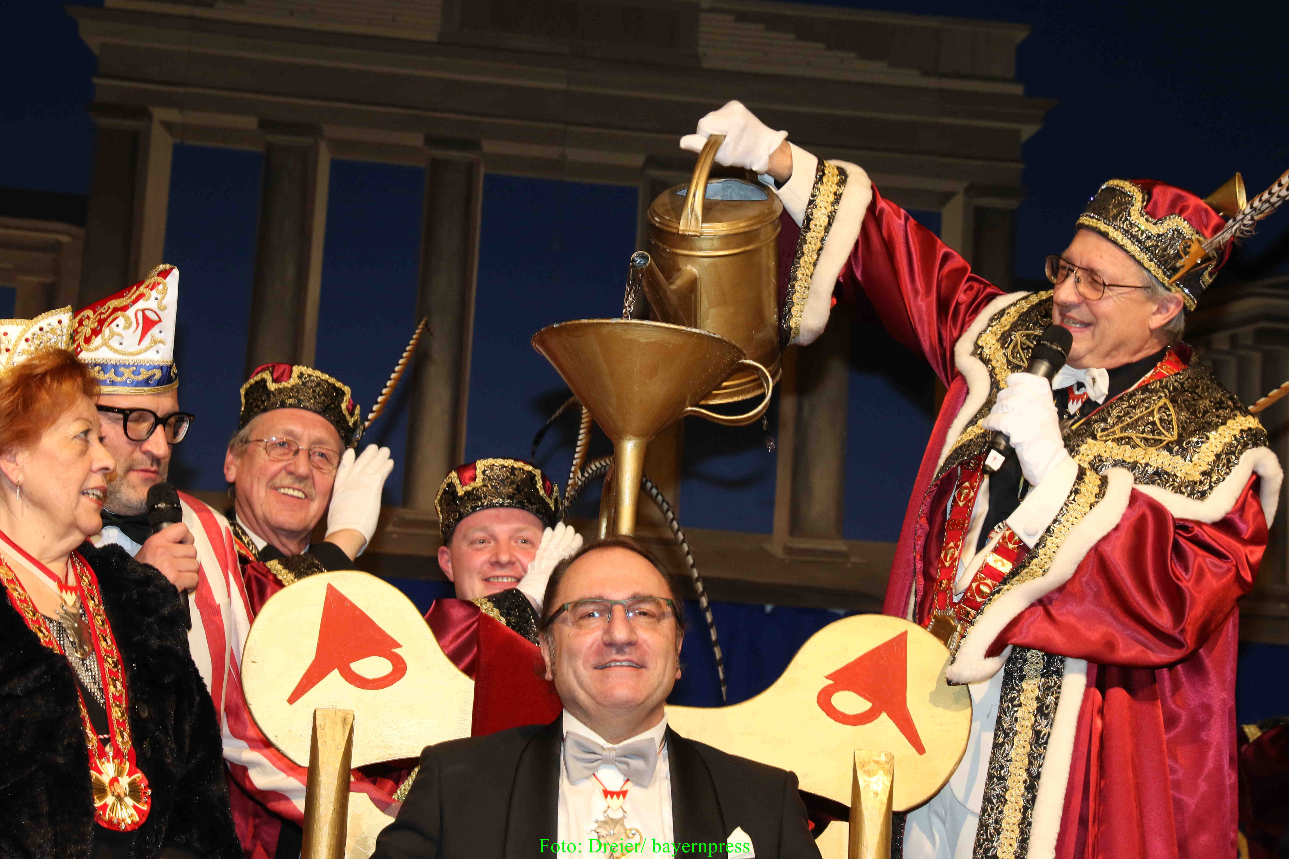 Trichter-Präsident Gerhard Förster (r.) trichtert Bernd Händel ein.
