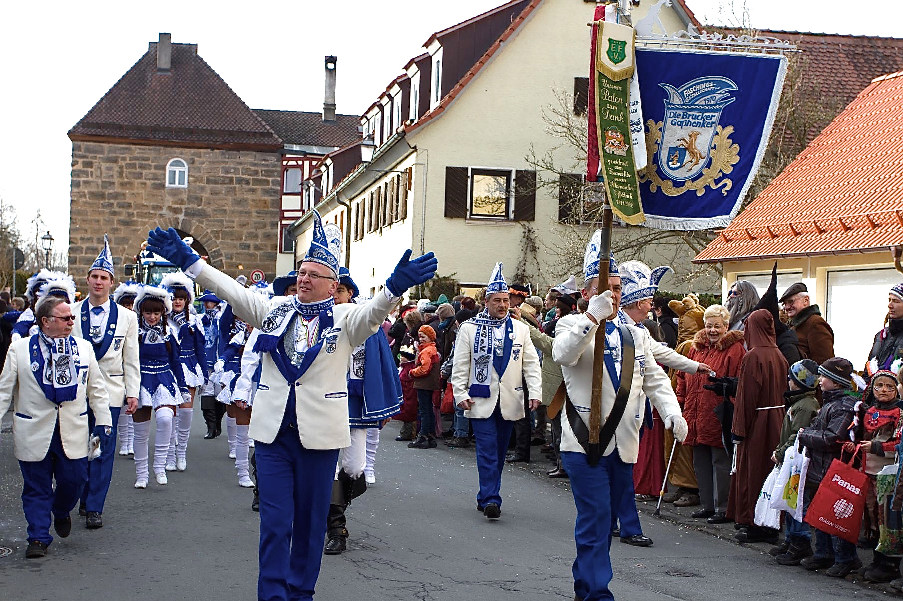 Der beliebte Brucker Faschingszug verspricht auch in diesem Jahr wieder bunte Unterhaltung bei bester Laune närrischer Prägung. Foto: Archiv/Roland Rosenbauer