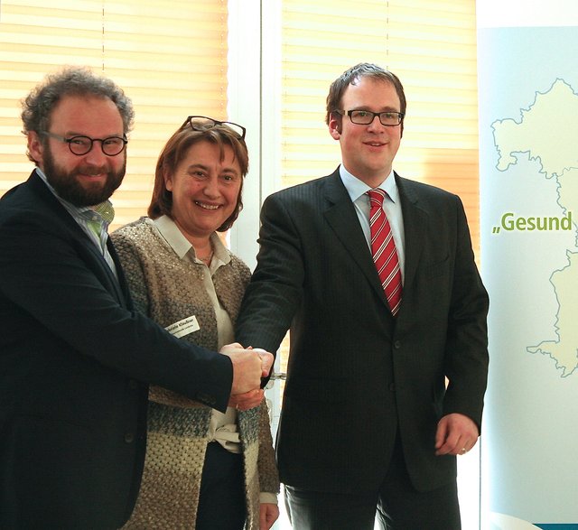 OB Florian Janik und die stellvertretende Landrätin Gabriele Klaußner besiegeln per Handschlag den Beitritt mit Martin Heyn (l.), Leiter des Zentrums für Prävention und Gesundheitsförderung am Bayerischen Landesamt für Gesundheit und Lebensmittelsicherheit. Foto: Stadt Erlangen/uk