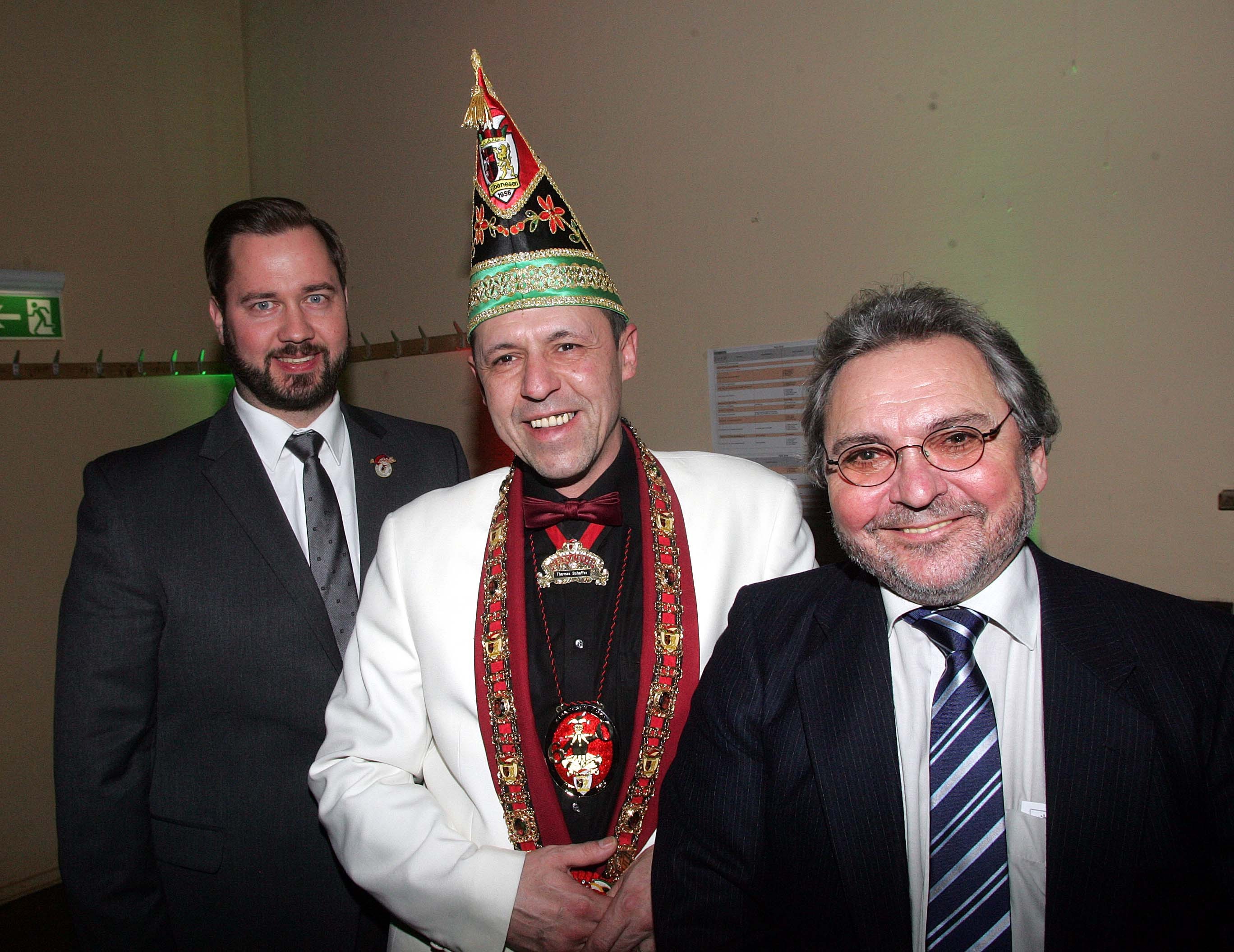 CSU-Kreisvorsitzender Jochen Kohler (l.), Eibanesen-Senator Thomas Schaffer (M.) und SPD-Stadtrat Lorenz gratulieren.