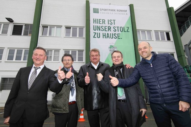 Daumen hoch für den "Sportpark Ronhof Thomas Sommer": Fürths Oberbürgermeister Thomas Jung, SpVgg-Präsident Helmut Hack, Sponsor und Immobilienunternehmer Thomas Sommer, Wirtschaftsreferent Horst Müller und Kleeblatt-Geschäftsführer Holger Schwiewagner (v.li.n.re.) finden den neuen Namen gut.