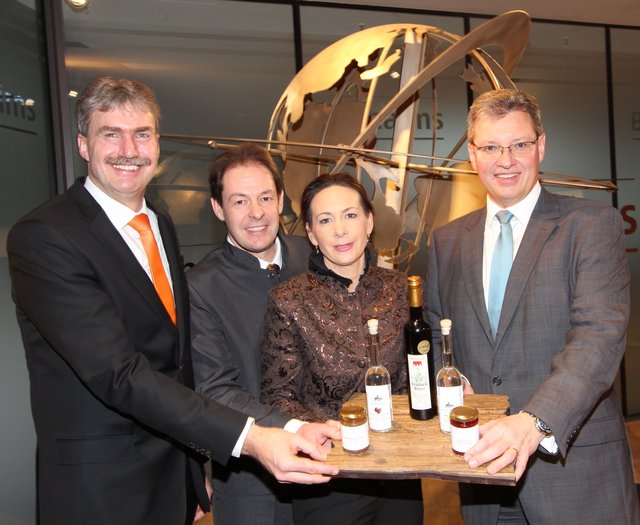 Die Messegeschäftsführer Roland Fleck (r.) und Peter Ottmann (l.) mit René Lehrieder und Dr. Nadine Cauers-Lehrieder demonstrieren gemeinsam die neue Entwicklung.