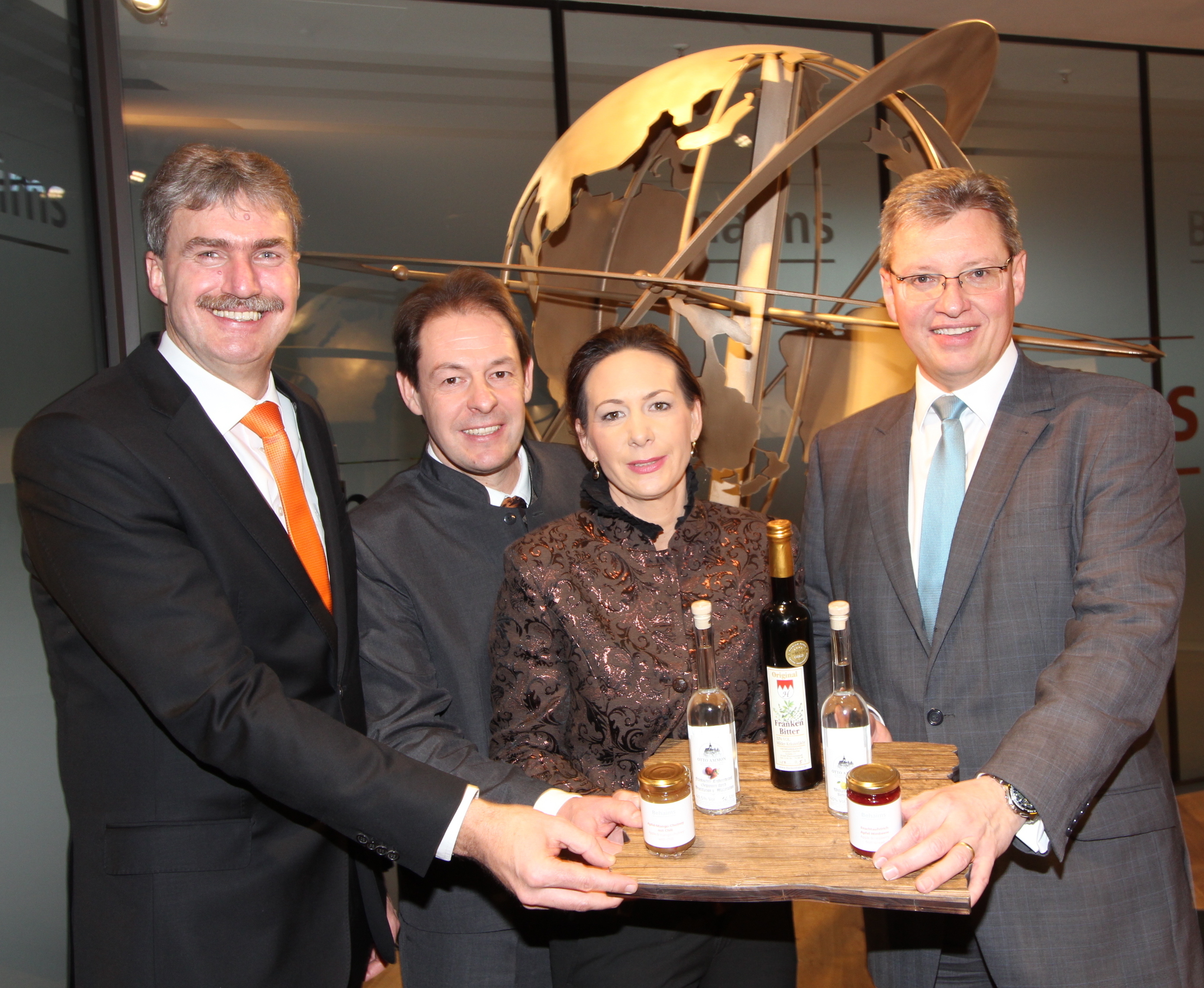 Die Messegeschäftsführer Roland Fleck (r.) und Peter Ottmann (l.) mit René Lehrieder und Dr. Nadine Cauers-Lehrieder demonstrieren gemeinsam die neue Entwicklung.