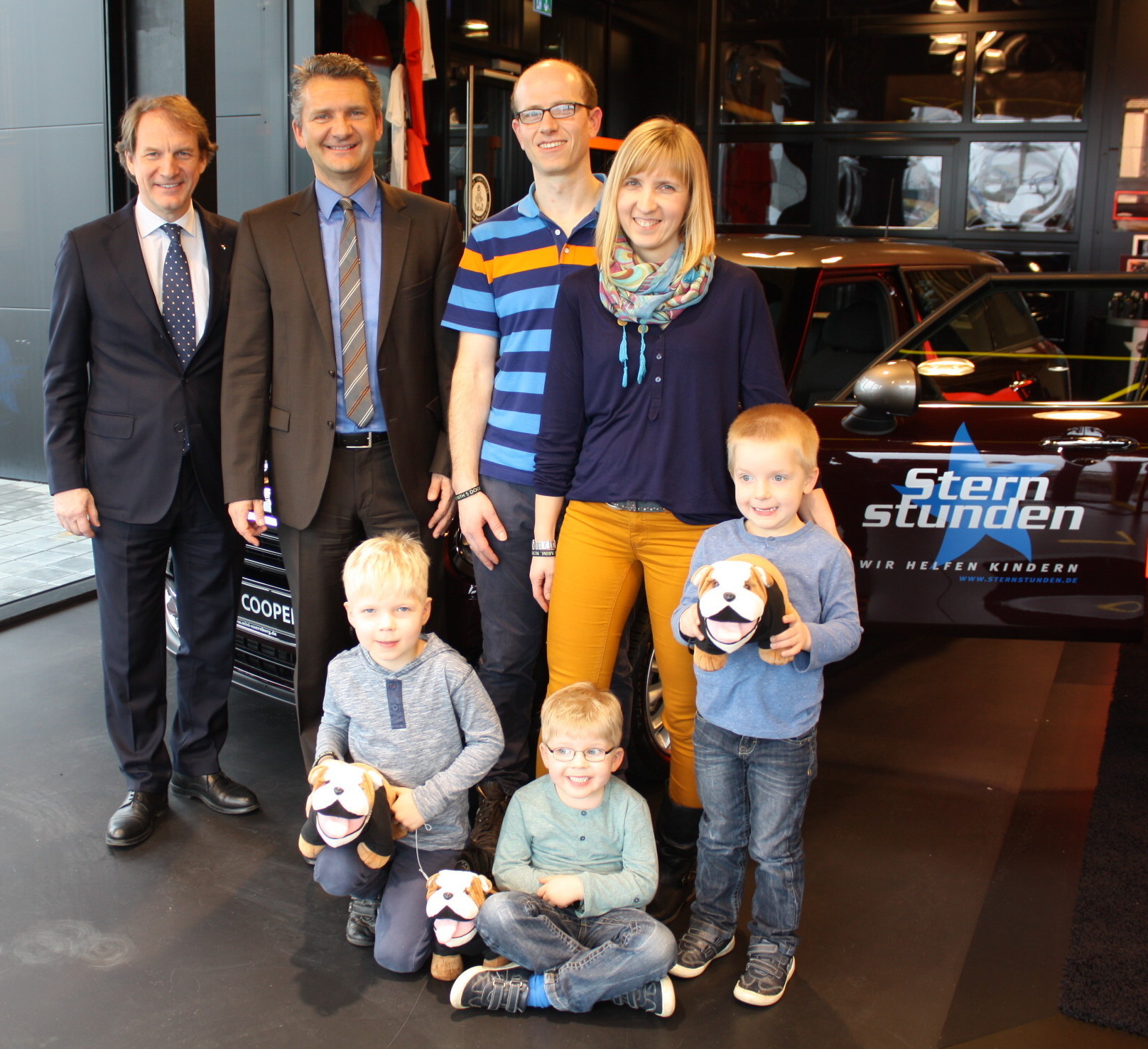 Thomas Jansing, Geschäftsführer Sternstunden, Ralf Schepull, BMW Niederlassungsleiter, Steffen Einenkel, Ehefrau Doreen und die Kinder Malte, Kilian und Janek (v.l.).
