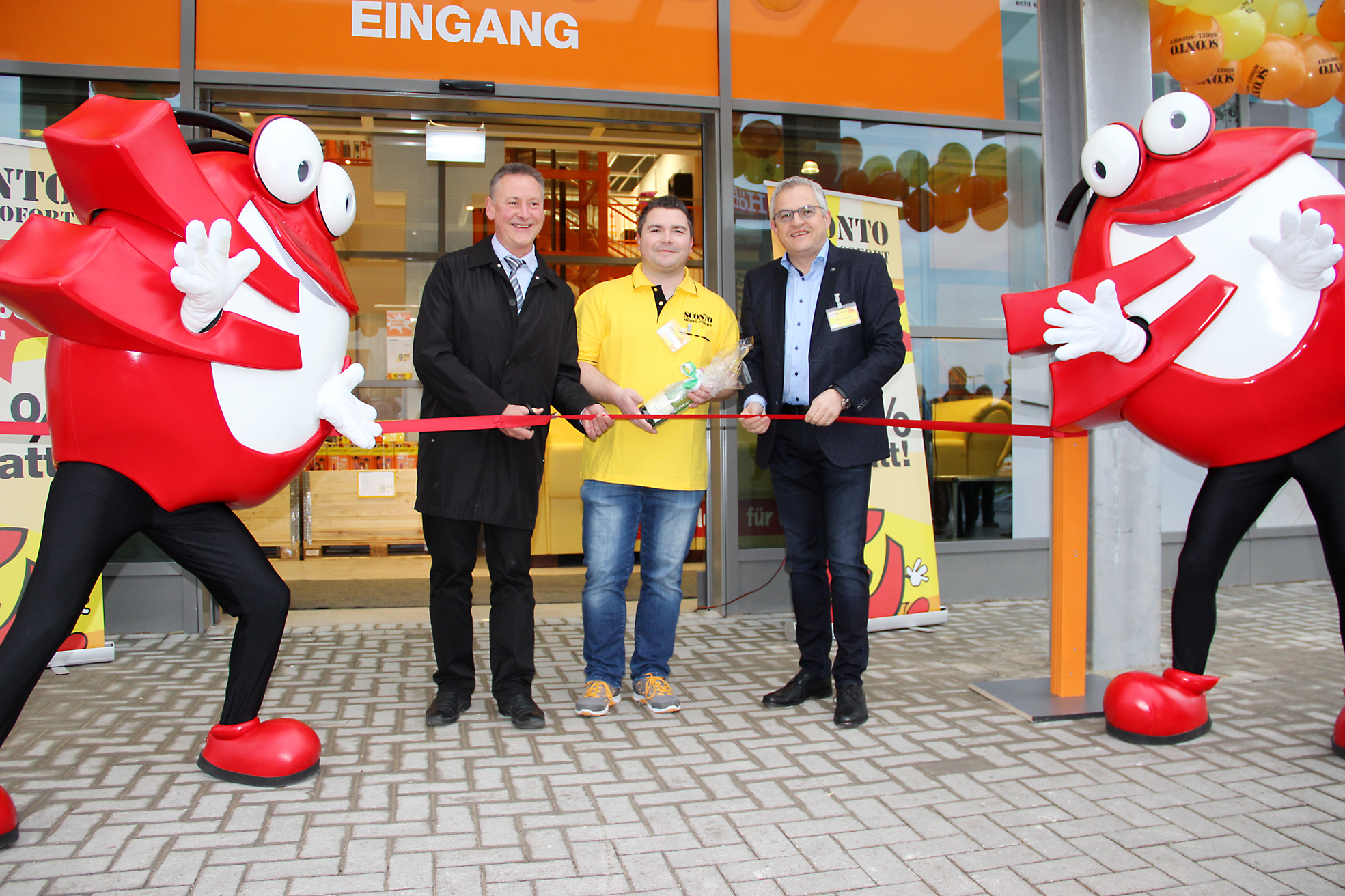 Mit dem symbolischen Durchschneiden des Absperrbandes eröffneten (v.l.) Fürths Oberbürgermeister Dr. Thomas Jung, Hausleiter Rico Heidenreich und Geschäftsführer Peter Zengerling am vergangenen Donnerstag das SCONTO-Möbelhaus in Fürth-Steinach.