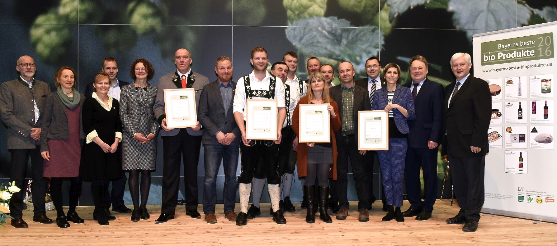 Die Gold-Innovations-Gewinner Bayerns, ausgezeichnet für die besten Bio-Produkte 2016 (mit Urkunden) sind v.l.n.r.: Anja und Georg Schlickenrieder (Archehof Schlickenrieder), Robert Röhrle (Bio-Schaukäserei Wiggensbach), Ramona Kreisel und Peter Schubert (Geflügelhof Schubert) sowie Christine Heist (Ölmühle Christine Heist / Innovationspreis). Foto: LVÖ