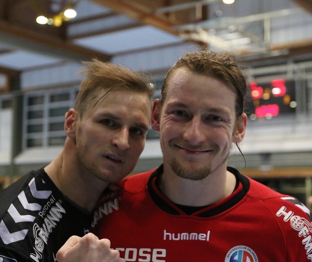 (Foto: hl-studios, Erlangen): HC Erlangen: Martin Stranovsky und Mario Huhnstock (v.l.) freuen sich über den Erfolg gegen Leipzig