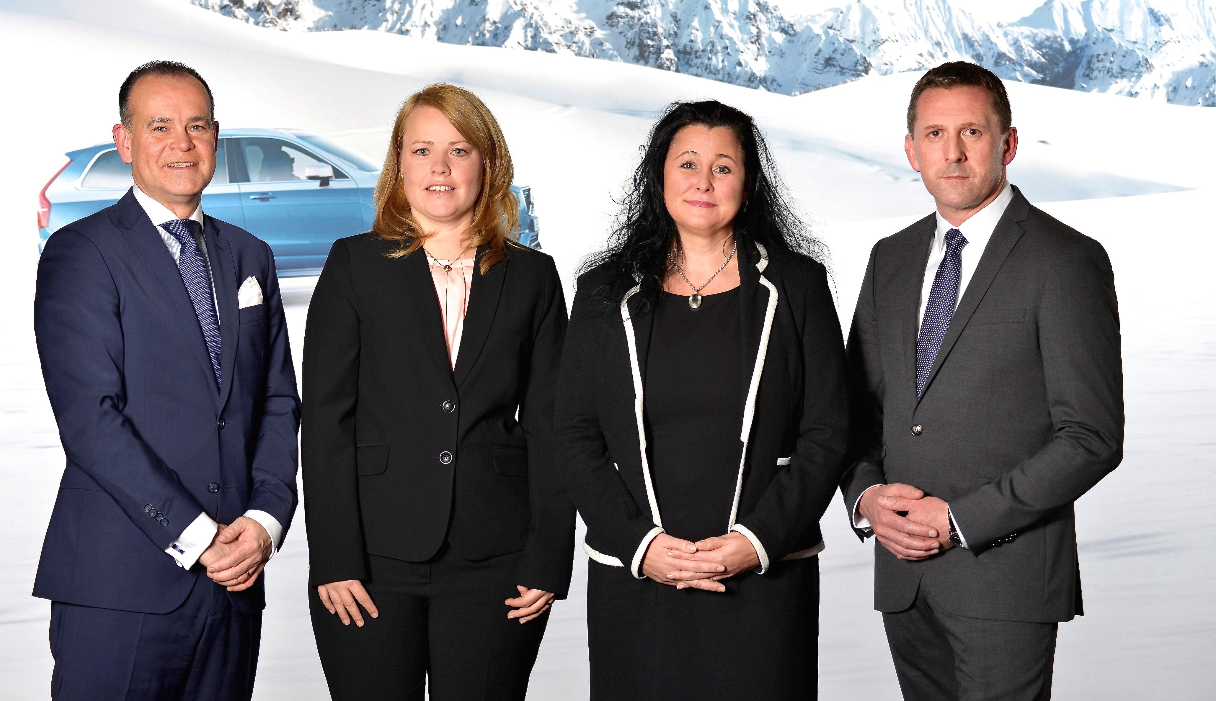 Anlässlich der Präsentation des neuen Volvo XC90 T8 Twin Engine wurde die neue Volvo „Schwedenversicherung“ vorgestellt – (v.l.n.r.): Thomas Mengelkoch (Direktor Finanzen der Volvo Car Germany GmbH), Susan Sahl Poynor (Managing Director der AVS Automotive VersicherungsService GmbH), Bettina Dietsche (Mitglied der Geschäftsleitung von Allianz Global Automotive) und Thomas Bauch (Geschäftsführer der Volvo Car Germany GmbH). Foto: Volvo