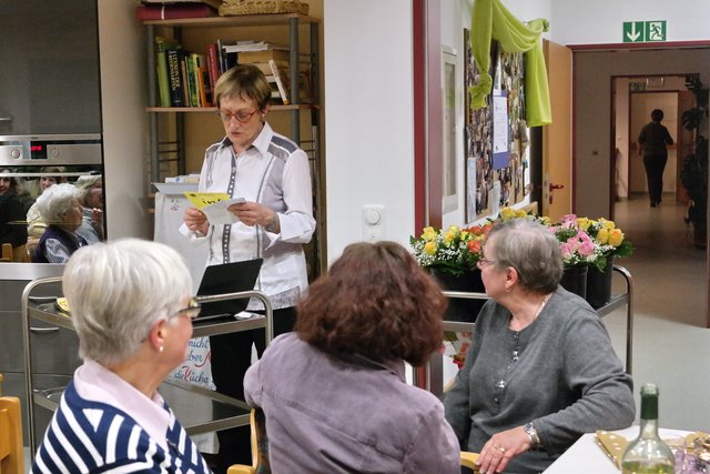 Maria Kroder liest aus der Hauszeitung vor