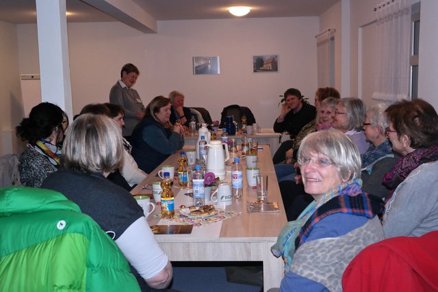 Hinten rechts Marianne Schmidt bei der Begrüßung, links sitzend Diakon Deierl