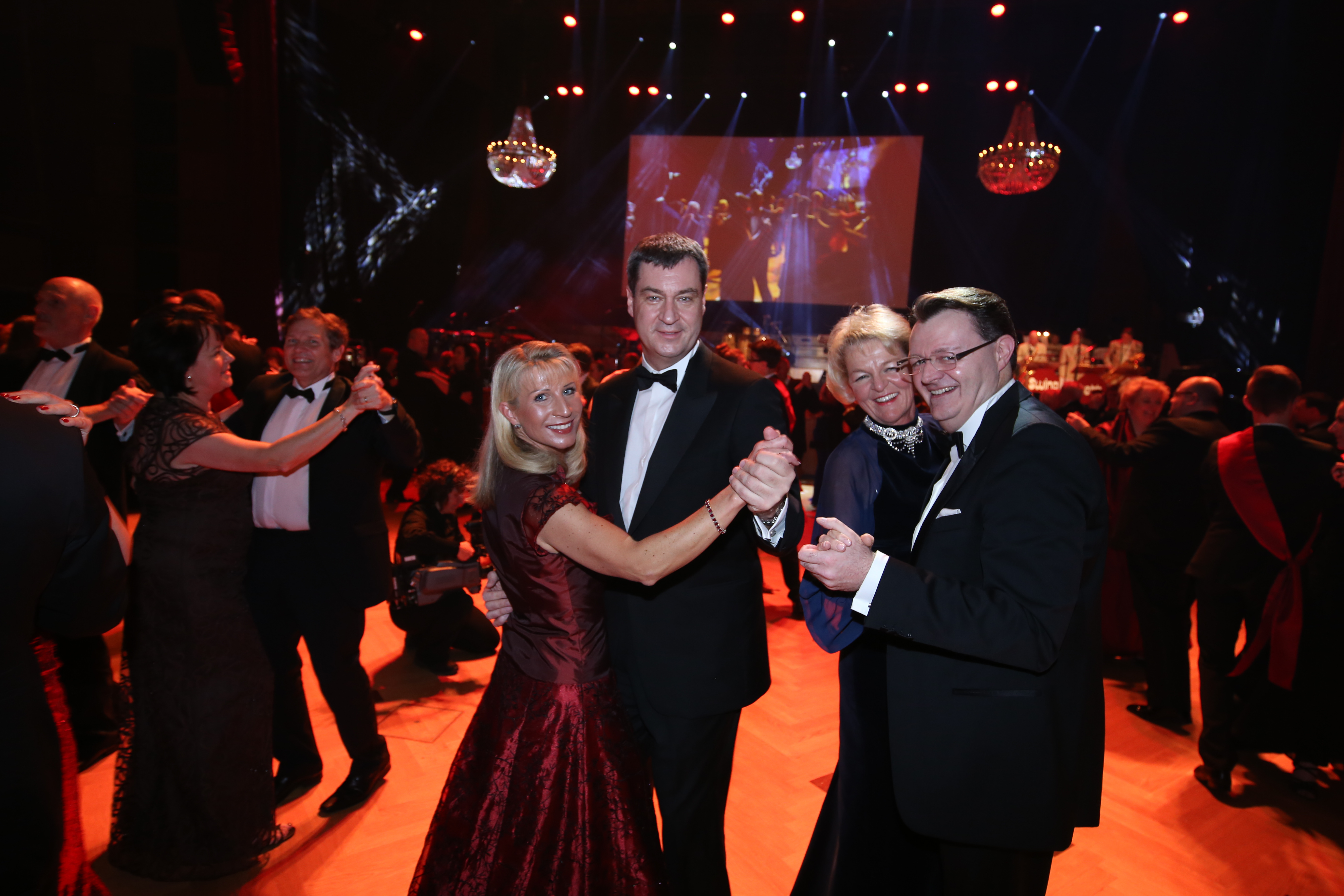 Andalusisches Feuer beim Ball der Union 2016: Staatsminister Dr. Markus Söder beim Eröffnungs-Tanz mit Ehefrau Karin.