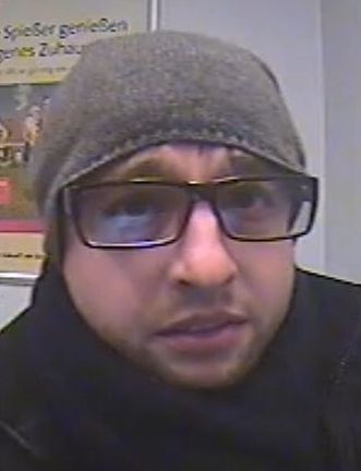 Das zuständige Fachkommissariat der Nürnberger Kriminalpolizei veröffentlichte ein Fahndungsbild, auf welchem ein Tatverdächtiger abgebildet ist. Nach derzeitigem Stand der Ermittlungen ist diese Person auch dringend verdächtig, Geldautomaten manipuliert zu haben.