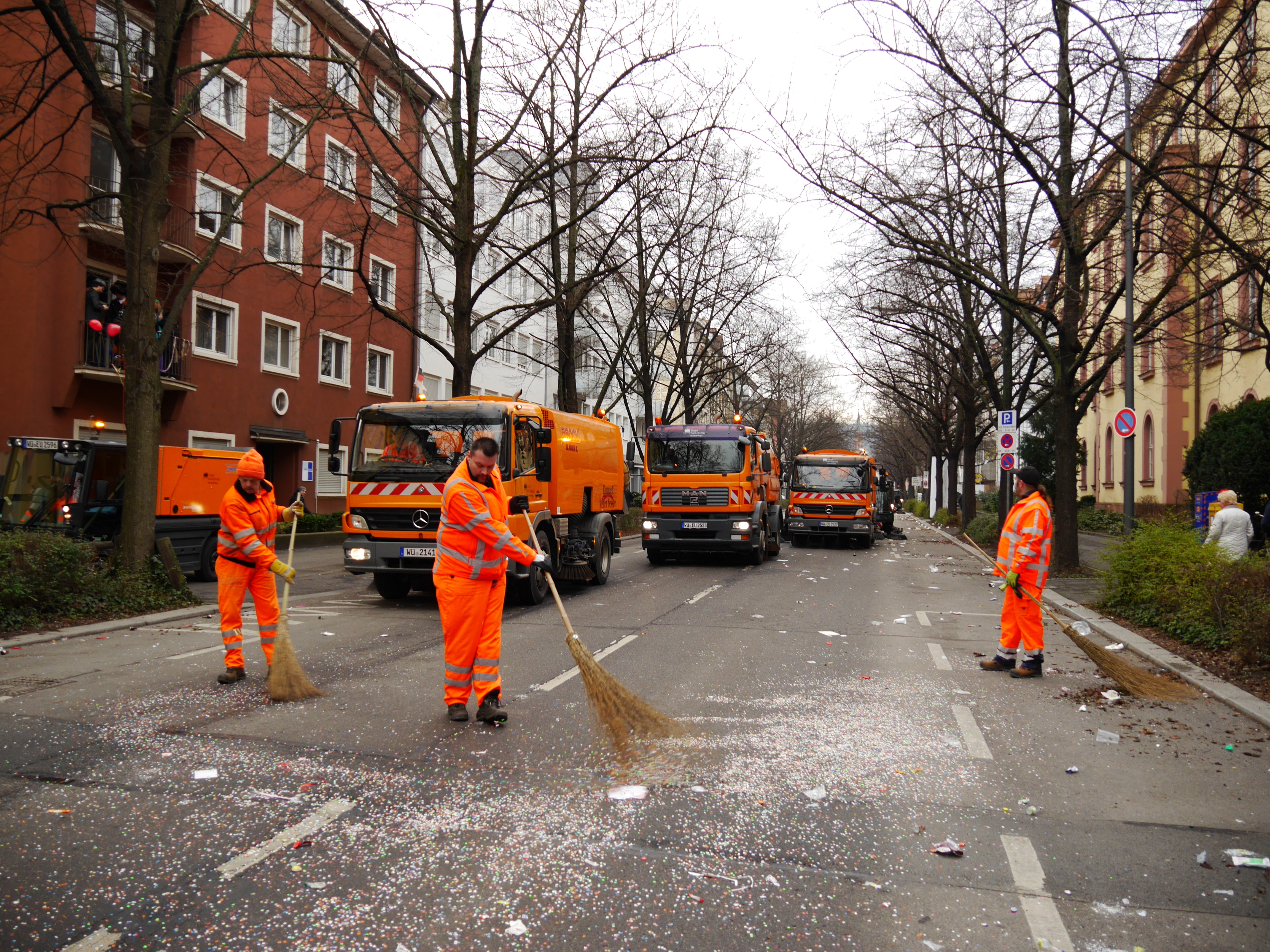 Nicht nur Konfetti: Großeinsatz der Stadtreiniger nach dem Würzburger Faschingszug