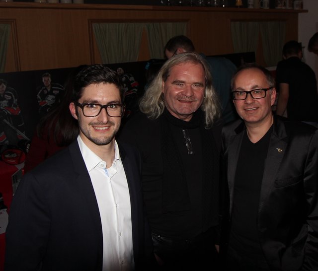 Tucher Marketing-Direktor Kai Eschenbacher (r.) und Marientorzwinger-Wirt Tim Hartinger (l.) mit Unternehmer Thomas Sabo. | Foto: © John R. Braun