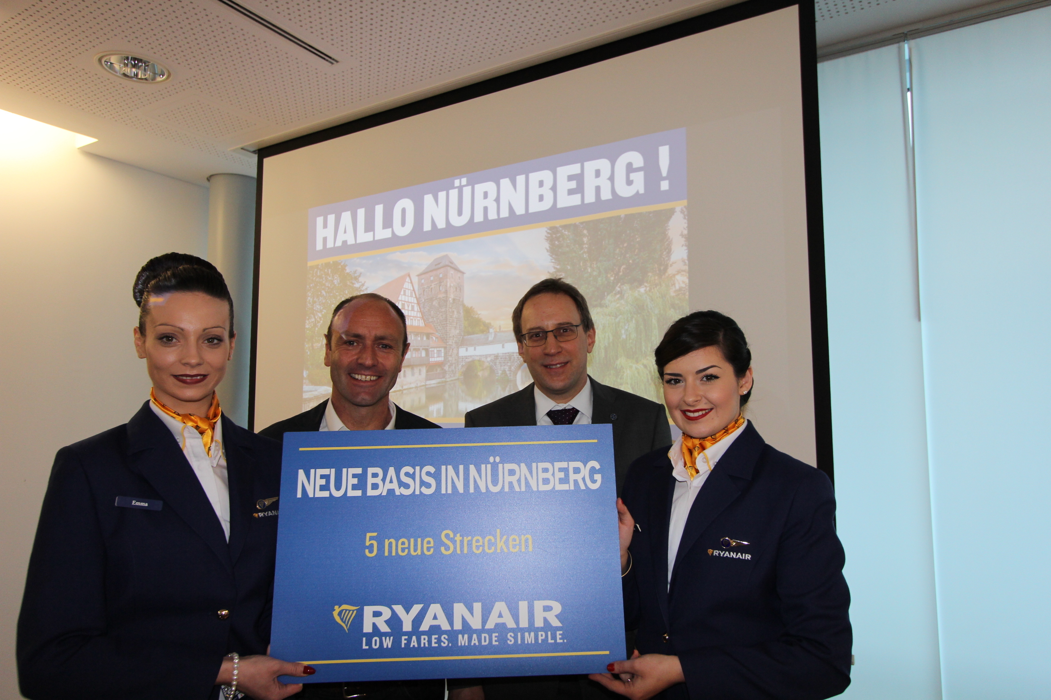 Dr. Michael Hupe (2.v.r.) und Kenny Jacobs (Chief Marketing Officer von Ryanair) präsentieren zusammen mit zwei zauberhaften Stewardessen das neue Angebot.