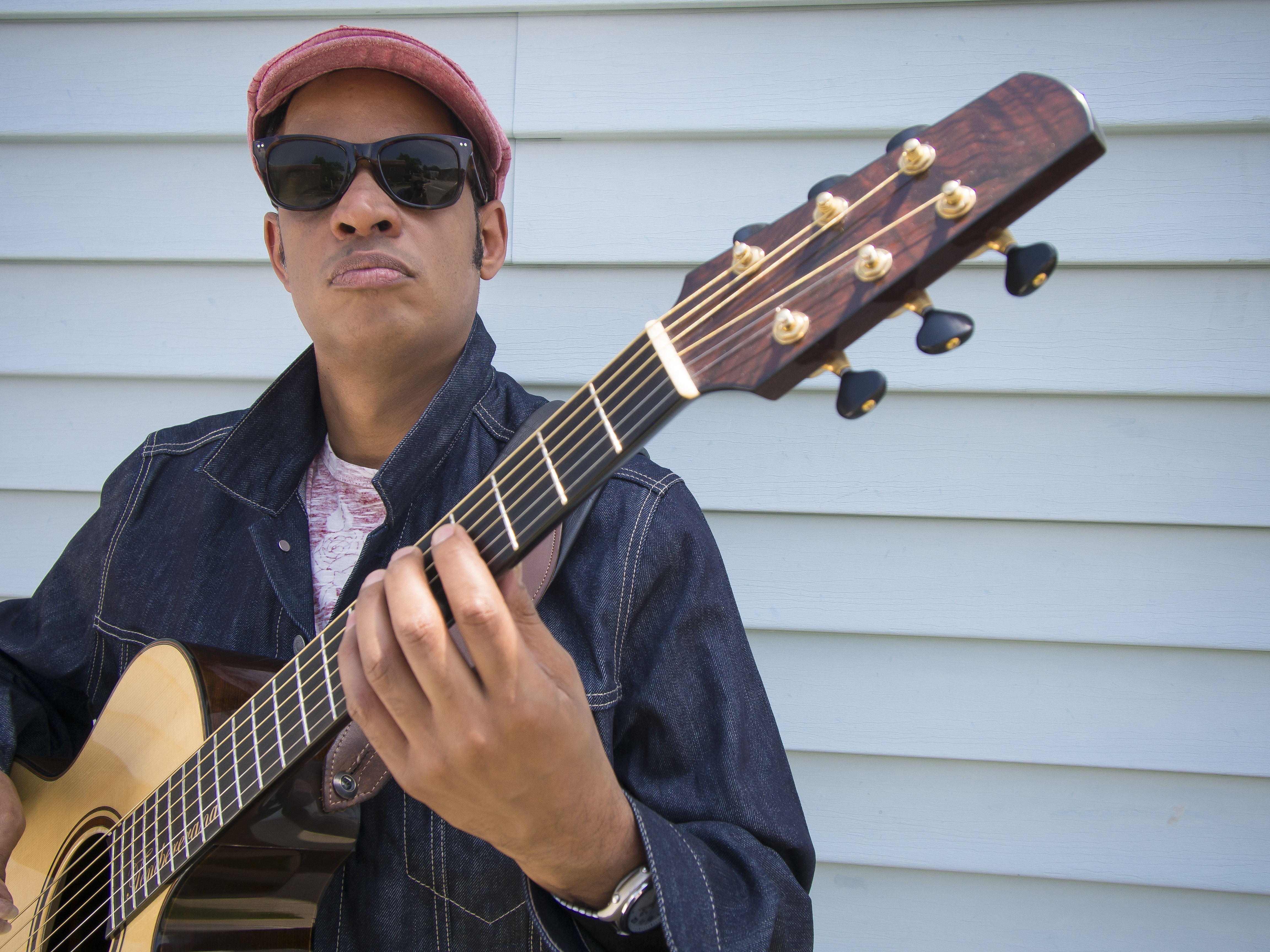 Raul Midon ist virtuoser Gitarrist und sagenhafter Sänger gleichermaßen.