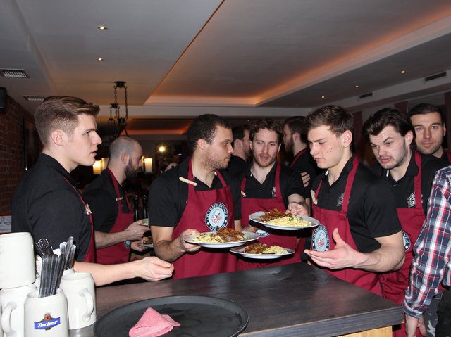 Marcus Weber, Kyle Klubertanz, Derek Joslin, Matt Murley, Leonhard Pföderl, Marco Pfleger und Sasa Martinovic (v.l.) boten den Ice Tigers-Fans perfekten Service. | Foto: © John R. Braun