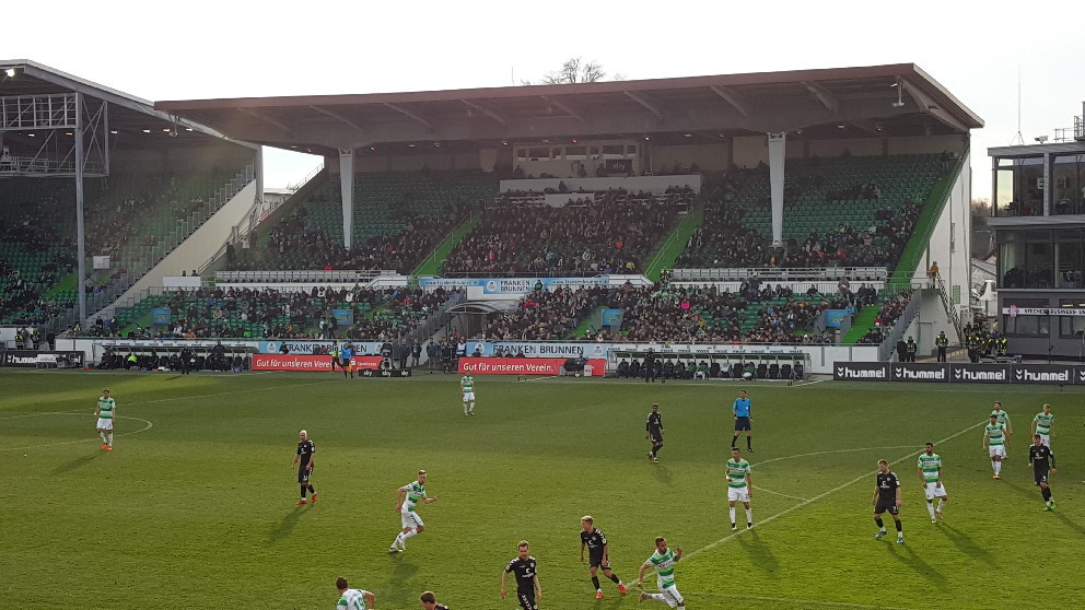 Beim Spiel gegen den MSV Duisburg müssen die Fans auch Abschied von der alten Haupttribüne nehmen. Sie wird abgerissen und macht Platz für einen modernen Neubau. Foto: Ebersberger
