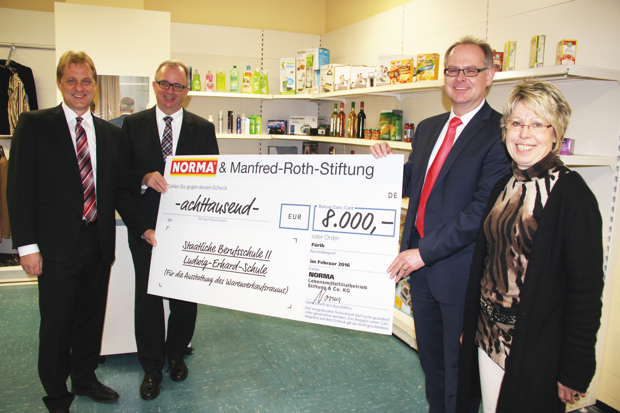 Bei der symbolischen Scheckübergabe (v.l.) NORMA-Verkaufsleiter Werner Remberger, NORMA-Niederlassungsleiter
Christoph Hegen, Schulleiter Ortwin Mihatsch und seine Stellvertreterin Renate Pohrer.