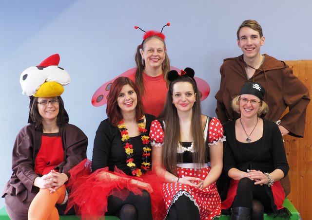 Das liebevoll verkleidete Kernteam des Kindergartens