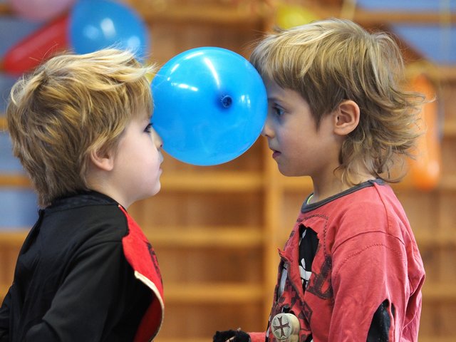 Luftballontanz - welches Tanzpaar kann den Ballon am längsten balancieren? Erstaunlich: Ein Feuerwehrmann gewann im Duett mit einem Skelett...