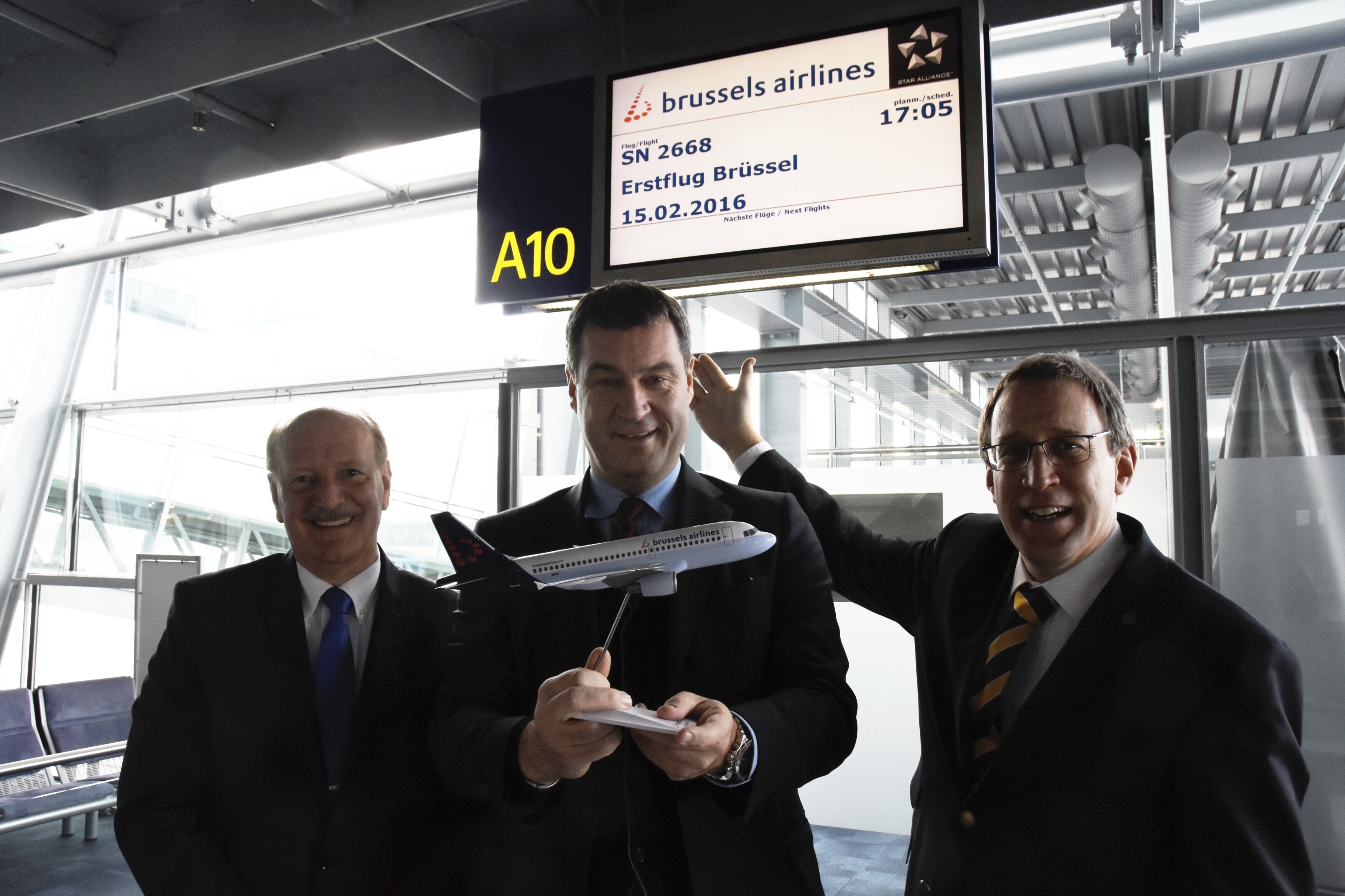 Erstflug Nürnberg - Brüssel: Staatsminister Dr. Markus Söder (Mitte) mit Flughafen-Chef Dr. Michael Hupe (r.) und Helmut Gläser, Brussels Airlines Country Manager.