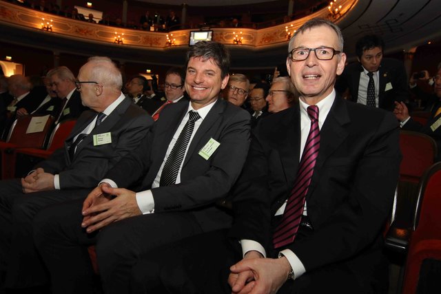 Uni-Präsident Prof. Dr. Joachim Hornegger (l.) mit IHK-Präsident Dirk von Vopelius. | Foto: bayernpress