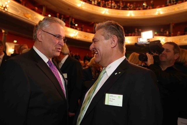 Dr. Peter Krug (r.), DATEV-Entwicklungsvorstand begrüßt Bayerns Innenminister Joachim Herrmann. | Foto: bayernpress