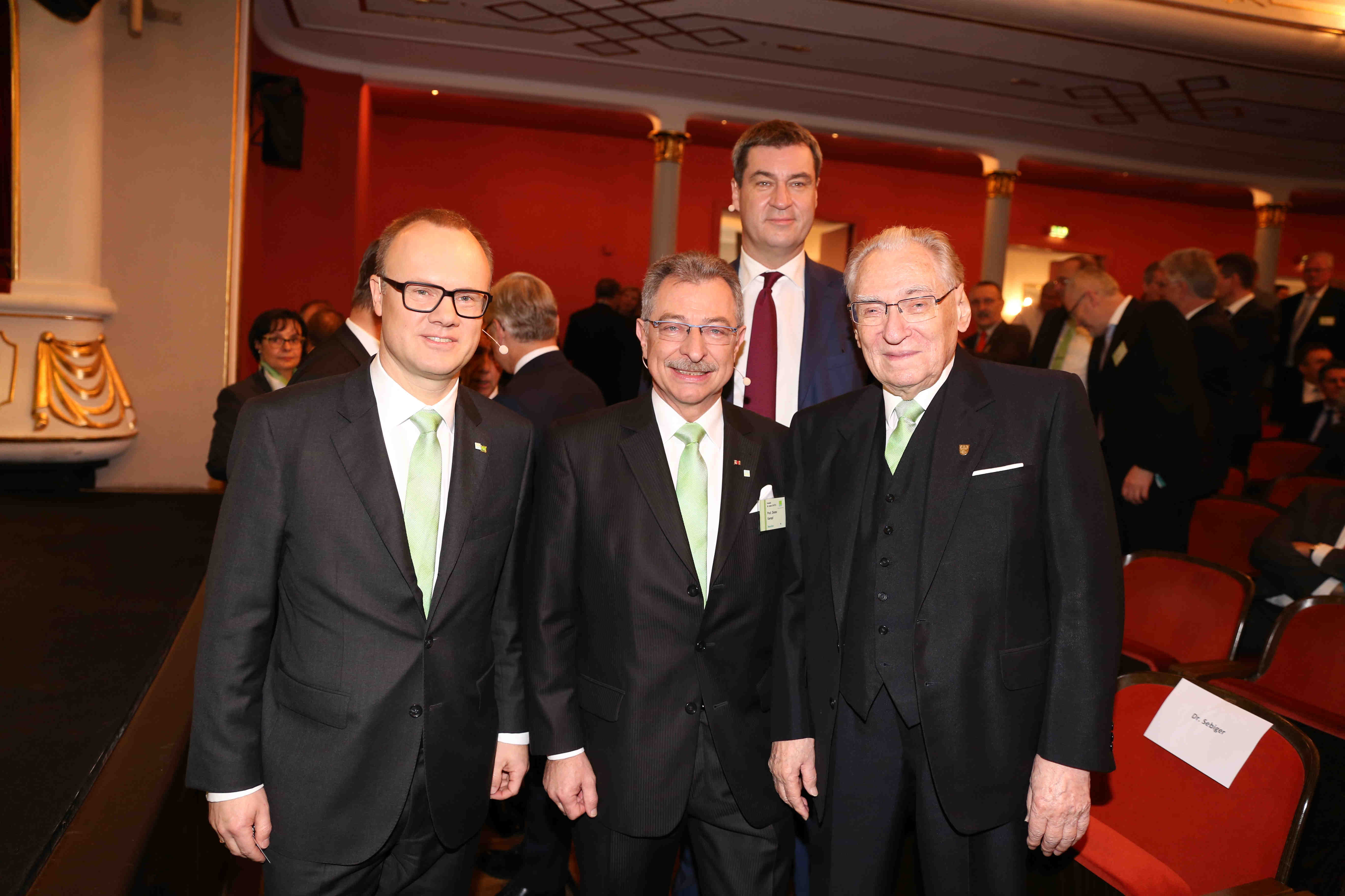 DATEV Gründer Dr. Heinz Sebiger (r.), DATEV Vorstandsvorsitzender Prof. Dieter Kempf (M.) und sein Nachfolger Dr. Robert Mayr. Dahinter Finanzminister Dr. Markus Söder.