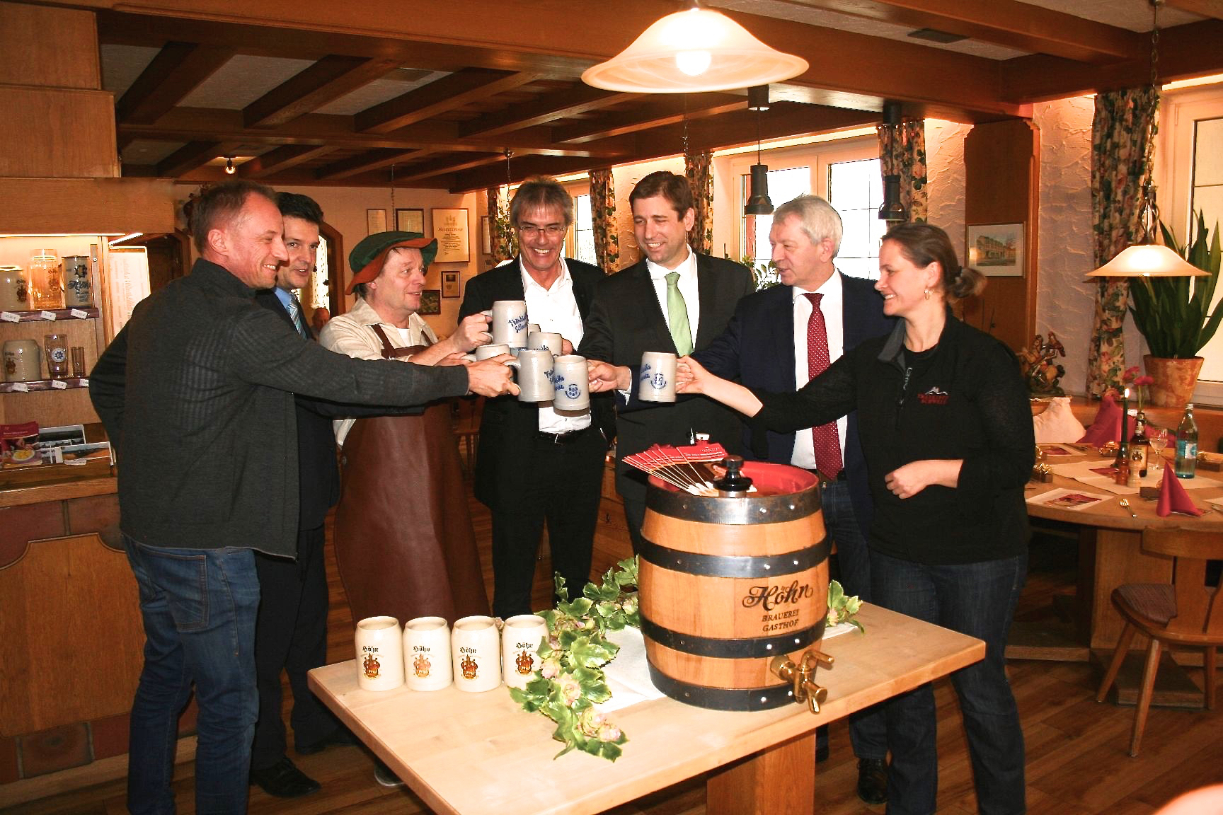 Die geladenen Gäste stoßen auf die BierWochen an. Foto: Tourismuszentrale Fränkische Schweiz