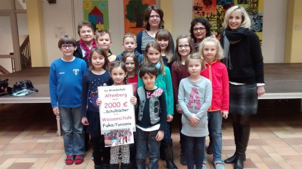 Spendenübergabe in der Aula der GS Altenberg mit Frau Rektorin Wenzl, Frau Konrektorin Müller-Wanko, Initiatorin Frau Hörber, Frau Hirschsteiner, Kontaktperson zu Fuka, Tansania ( von rechts nach links ) und Kinder aus allen Klassen