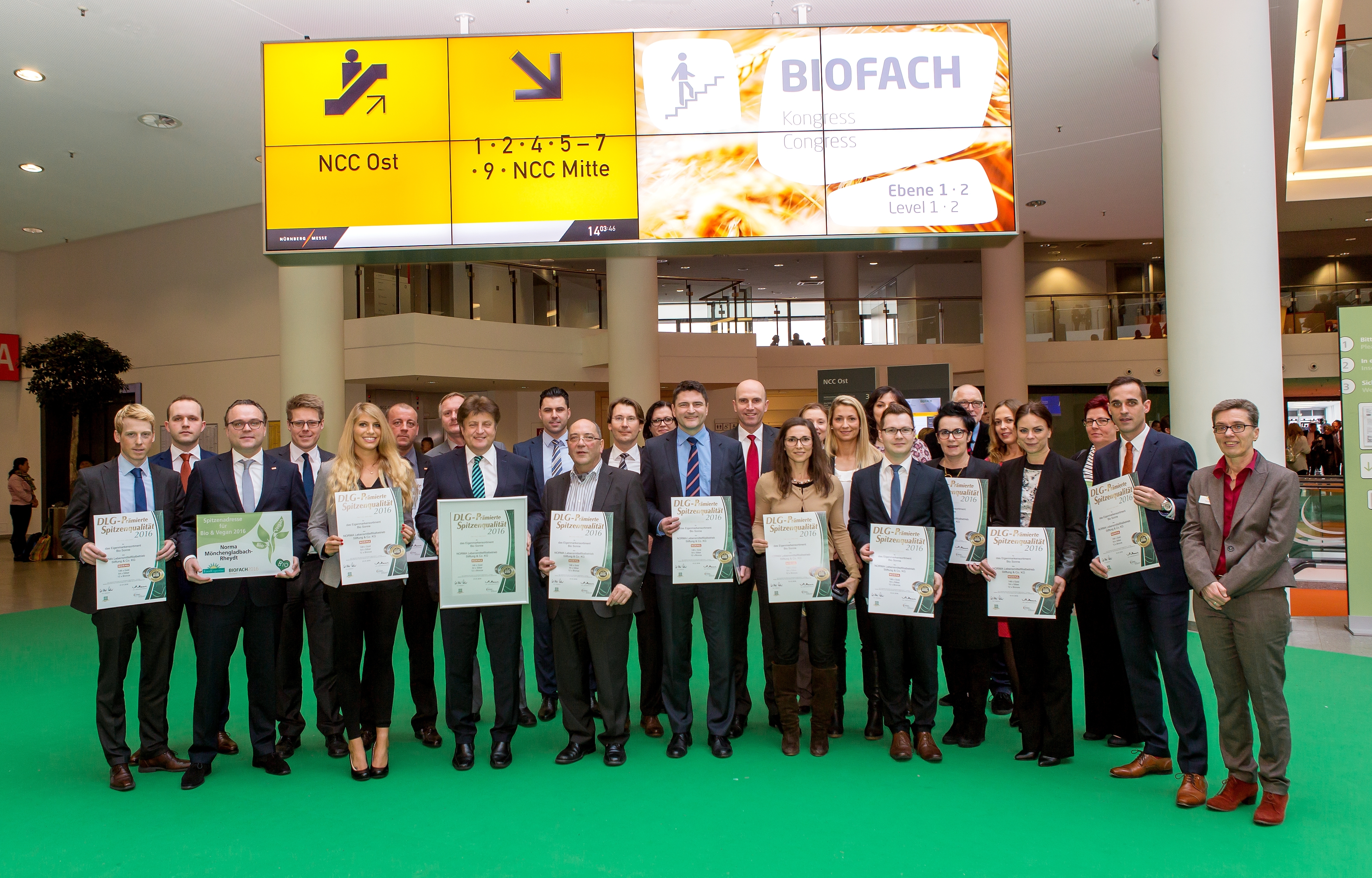 Der Sieger heißt wieder NORMA: Der Discounter räumte auf der BIOFACH erneut die meisten Preise für die ausgezeichnete Qualität seiner Eigenmarke BIO SONNE ab. Entsprechend groß ist die Freude beim NORMA-Top- Management um die Vorstände Gerd Köber (erste Reihe, vierter von links) und Robert Tjón (erste Reihe, fünfter von links).