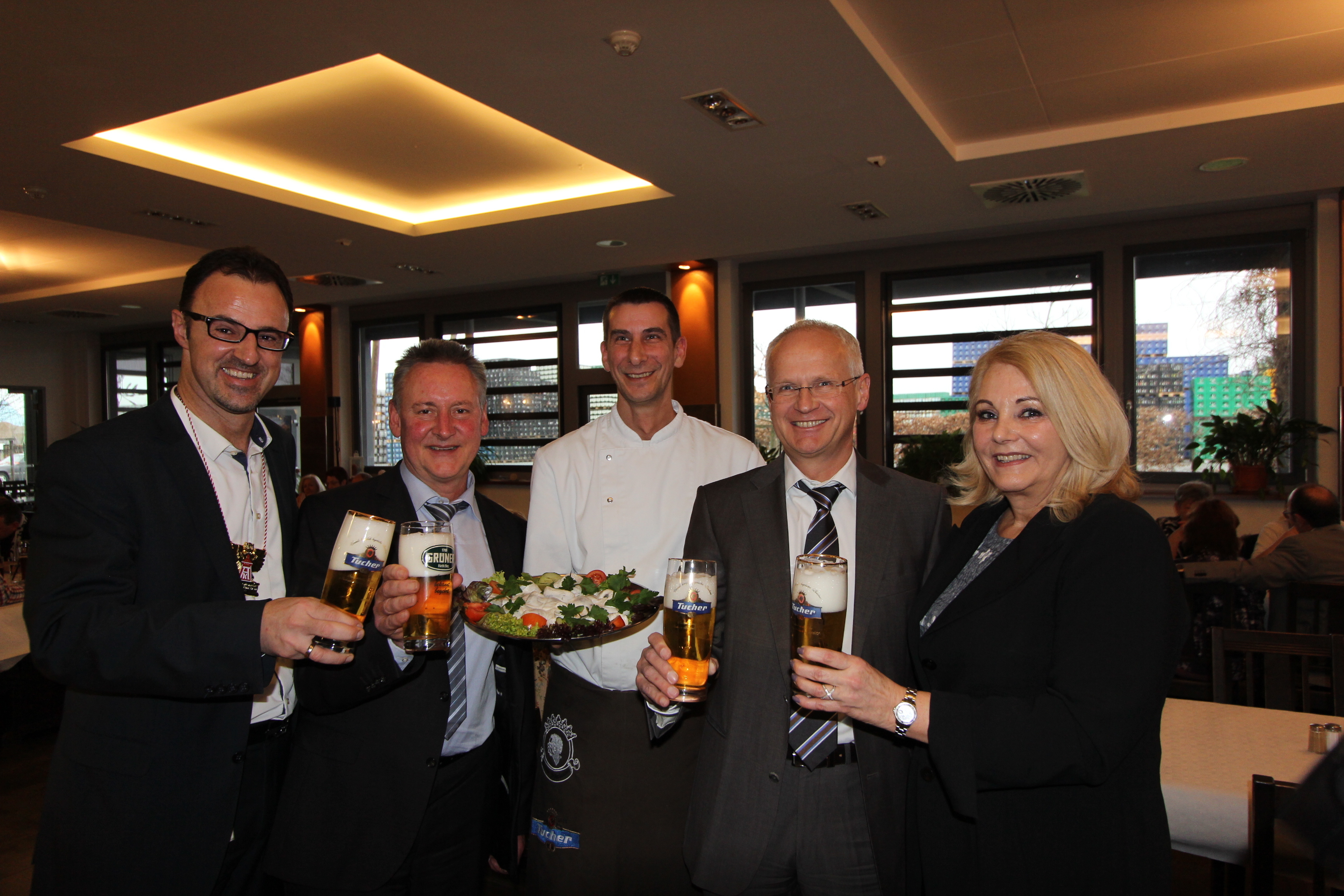 Tucher Gastronomie-Direktor Jörg Träger (l.) und Verkaufsleiterin Gabriele Leroch konnten Fürths Oberbürgermeister Dr. Thomas Jung (2.v.l.) und Nürnbergs Bürgermeister Dr. Klemens Gsell begrüßen. Nachdem sich die Faschingsgesellschaften mit Gesellschafts- und Prinzenorden bedankt hatten, servierte Schalander-Wirt Oliver Hinkel (M.) Matjes-Filet nach Hausfrauenart mit Salzkartoffeln.