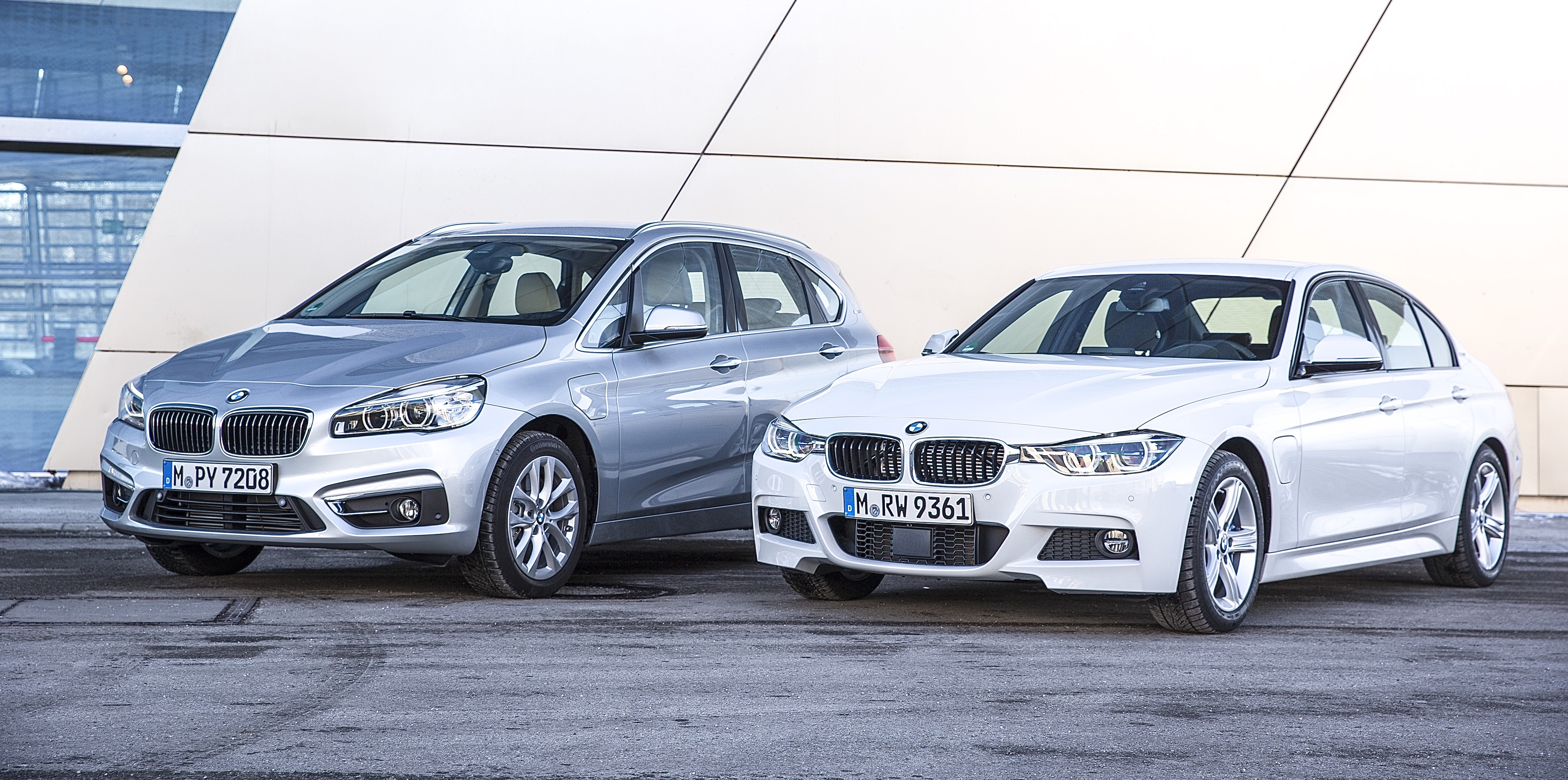 Detailverliebte Fahrfreude im Doppelpack: der BMW 225xe (l.) und der 330e. Foto: Auto-Medienportal.Net/BMW