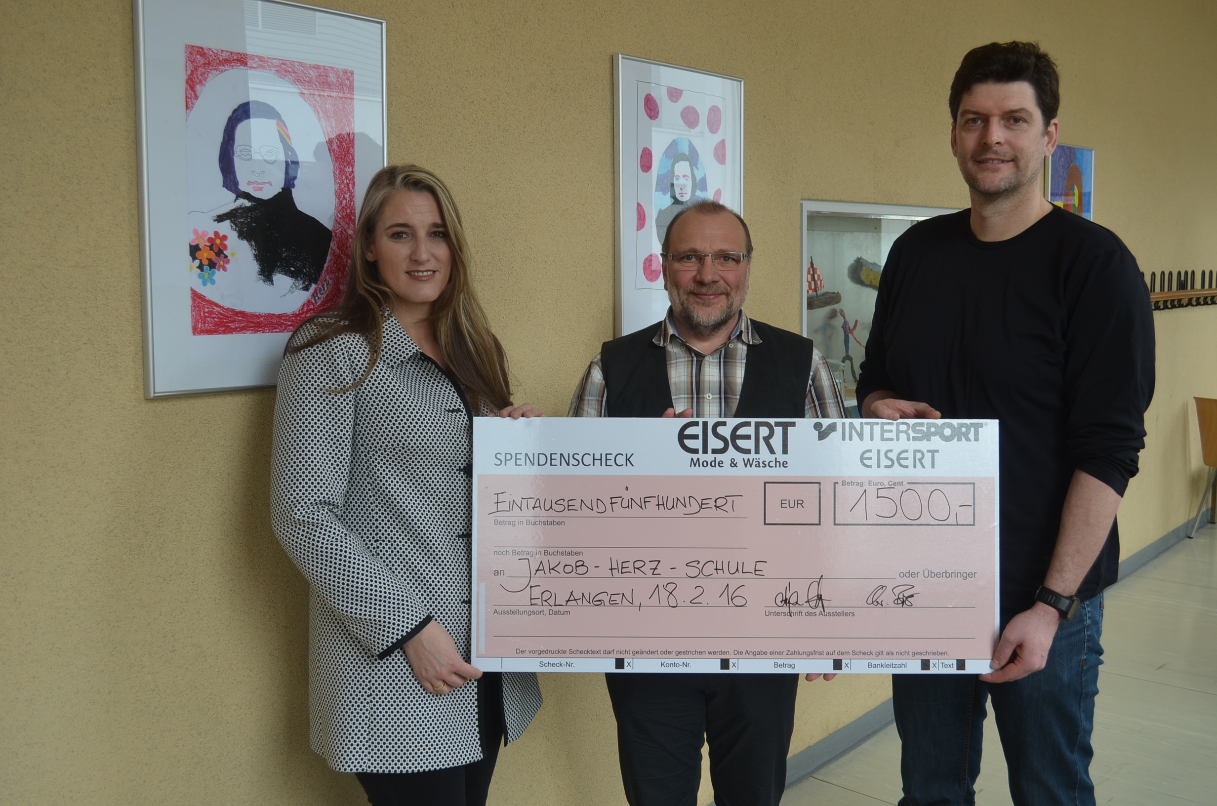 Eine gute Sache: 1.500 € aus den Weihnachtsaktionen von EISERT gehen an die Jakob-Herz-Schule in Erlangen. Übergeben wurde der Spendenscheck von Anja Menapace, Geschäftsführerin Modehaus EISERT, und Christian Bier, Geschäftsführer INTERSPORT Eisert (r.), an Markus Elser, Schulleiter der Jakob-Herz-Schule.