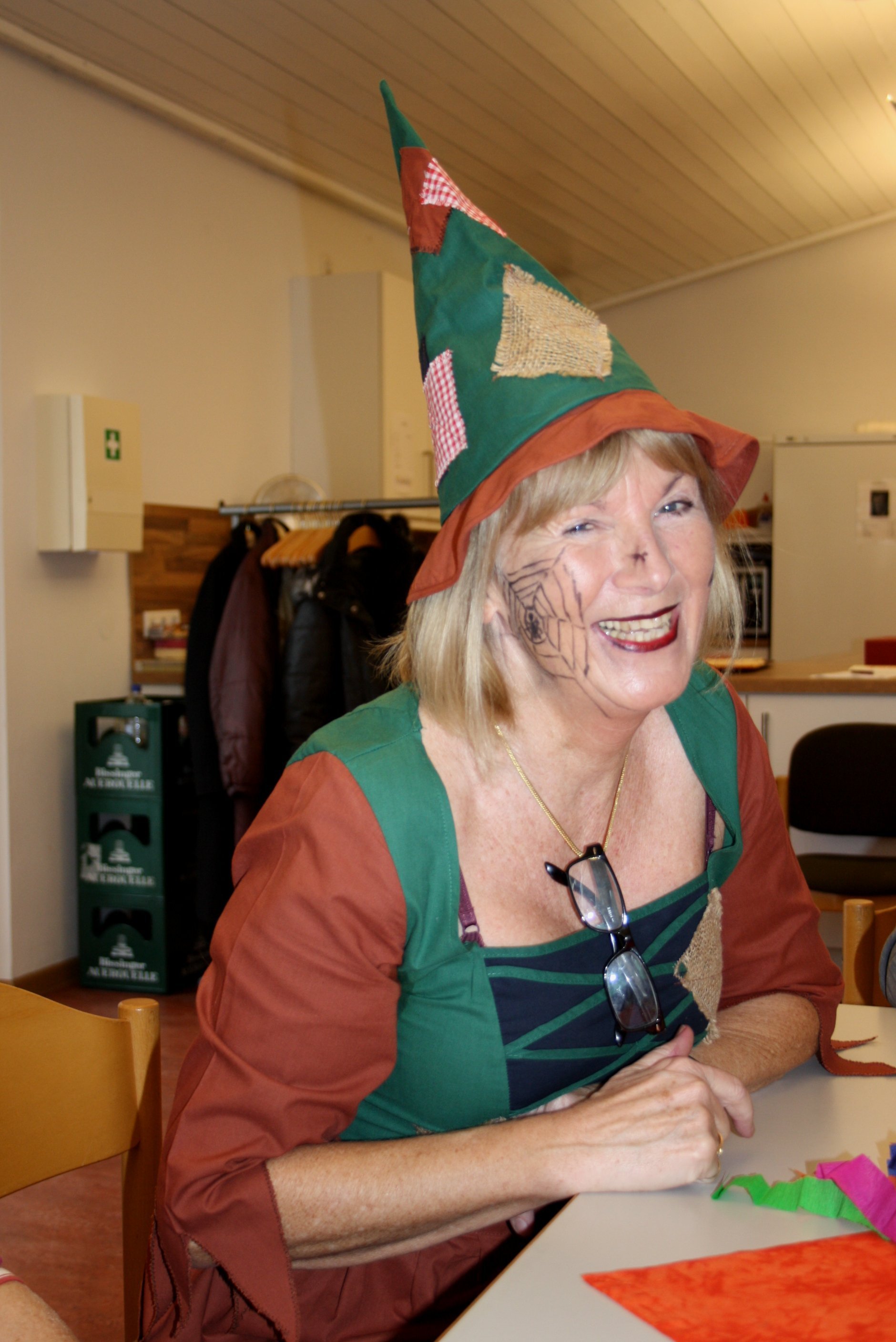 Die bezaubernde Hexe ist die Leiterin Ursula Wohlgemuth in der Rother Demenzgruppe.
