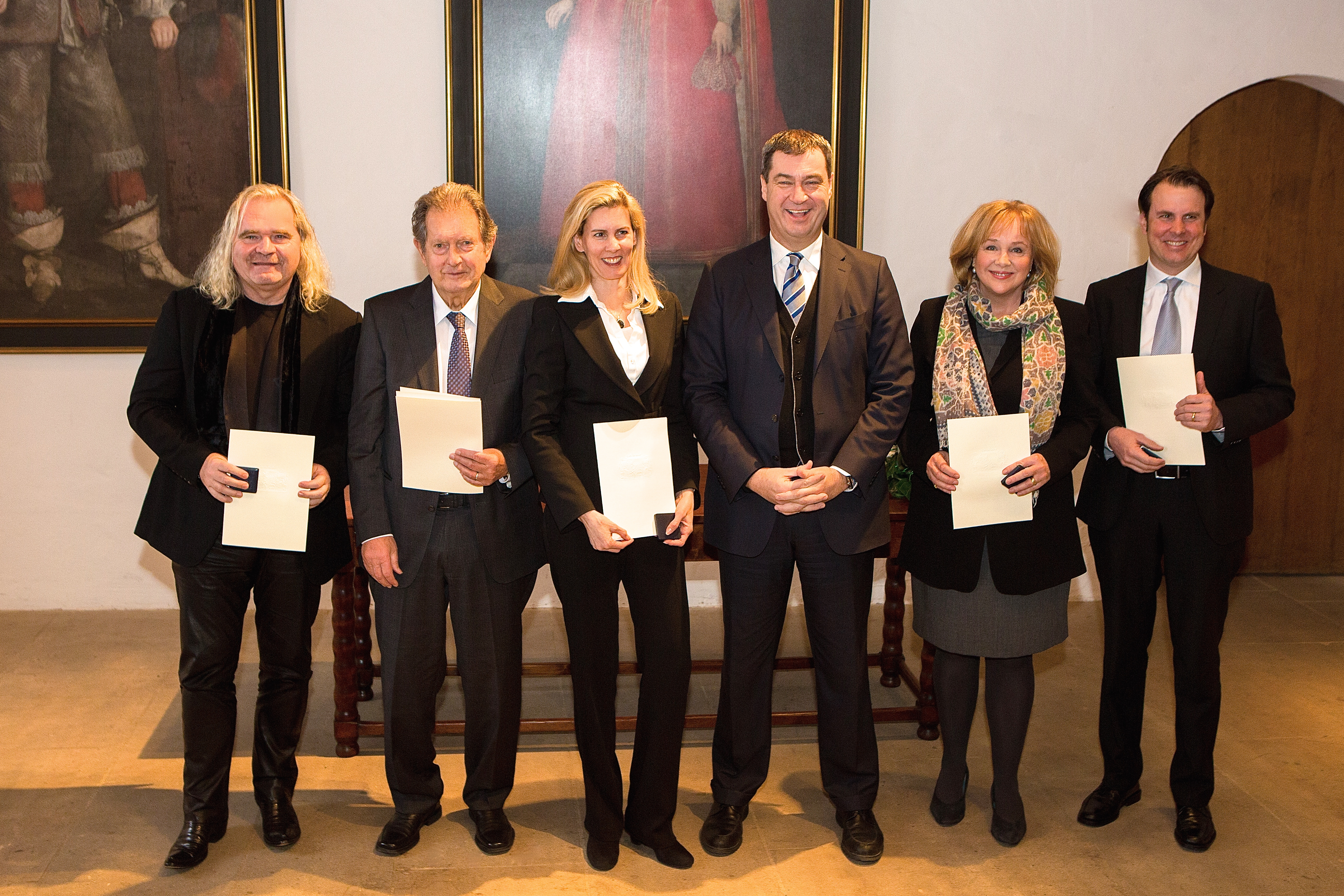Von Markus Söder (3.v.r.) geehrt wurden Thomas Sabo (THOMAS SABO GmbH & Co. KG), Rainer Winter (UVEX Winter Holding GmbH & Co. KG), Constanze Oschmann (Müller Medien GmbH & Co. KG), Evi Kurz (Vorstand Ludwig-Erhard-Initiativkreis Fürth e.V.) und Michael Oschmann (Müller Medien GmbH & Co. KG / v.l.n.r.). Foto: stmflh.bayern