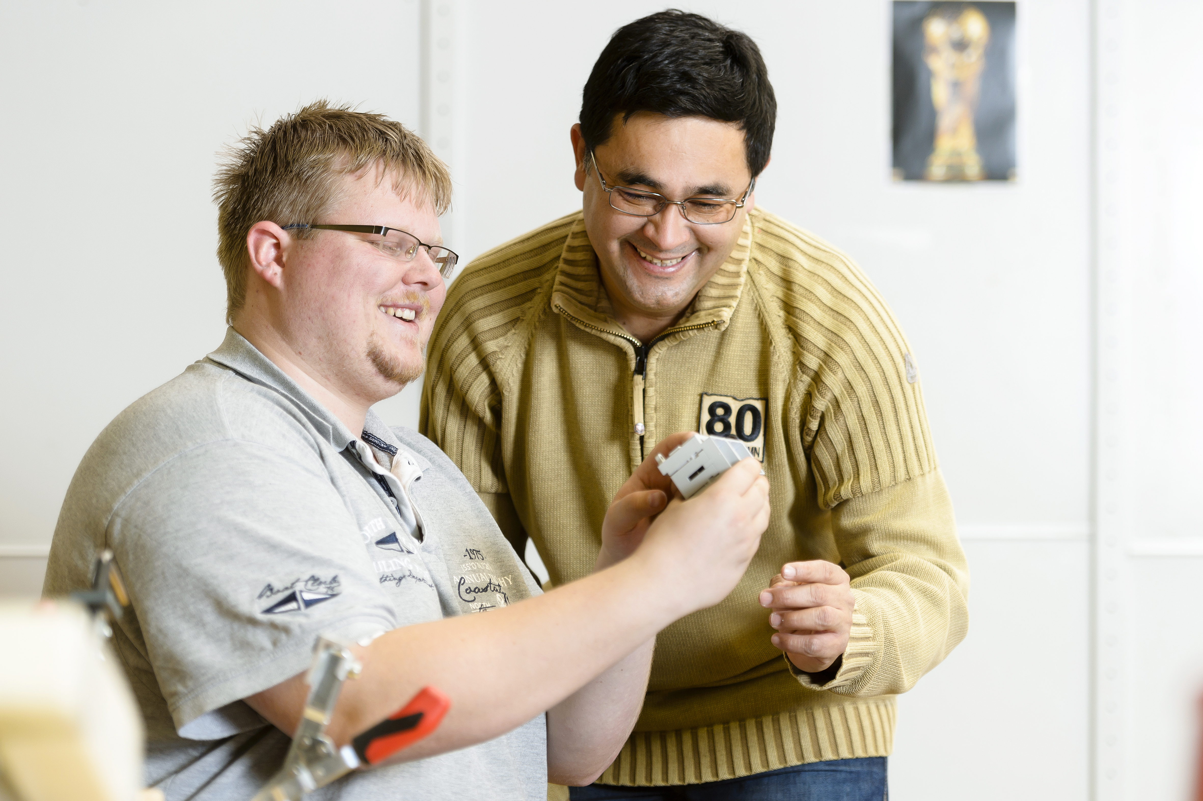 Heilerziehungspfleger helfen Menschen mit Behinderung unter anderem beim Erlernen praktischer Fähigkeiten.