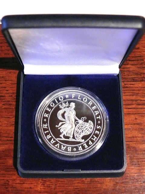 Die Finanzmedaille zeigt auf der Vorderseite eine nach rechts schreitende Bavaria in antiker Kleidung mit dem pfalz-bayerischen Schild. Die Umschrift lautet: FLOREAT SEMPER BAVARIAE REGIO. Auf der Rückseite befindet sich das Große Bayerische Staatswappen. Foto: Uwe Müller