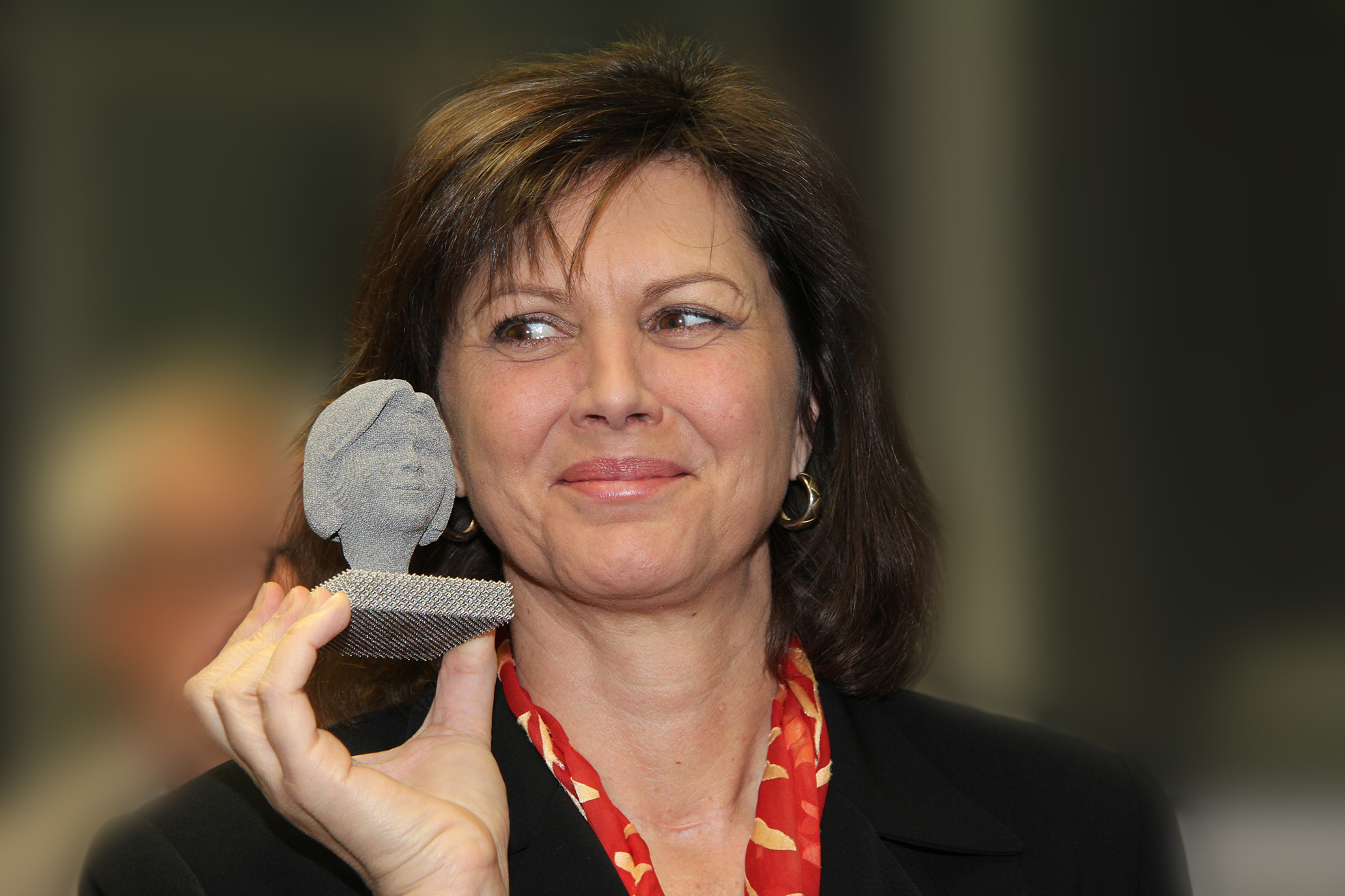 Bei ihrem Besuch im Anwenderzentrum VerTec erhielt die Ministerin eine kleine Aigner-Büste aus Titan, hergestellt im revolutionären sogenannten selektiven Strahlschmelzverfahren.