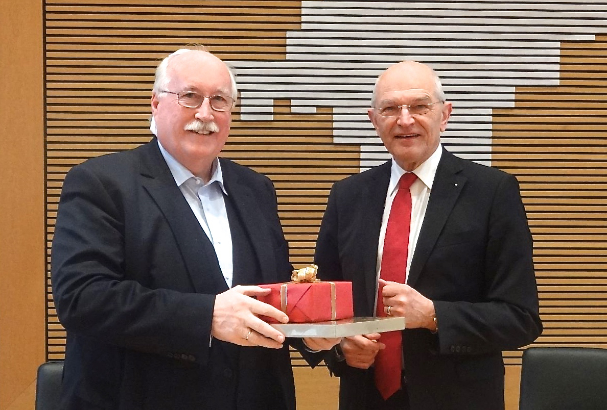 Der scheidende Regierungspräsident Wilhelm Wenning (links) und Bezirkstagspräsident Dr. Günther Denzler. Foto: Bezirk Oberfranken
