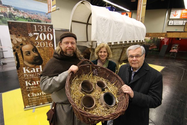 Stefan Wolters (l.) , Museumsleiter, als Händler verkleidet, vor dem historischen Handelswagen aus dem 14. Jahrhundert zur 700 Jahre Karl IV. Landesausstellung mit AFAG Geschäftsführer Heiko Könicke (r.) und Dr. Christa Standecker (Mitte), Geschäftsführerin des Marketingvereins der Europäischen Metropolregion Nürnberg e.V. | Foto: bayernpress