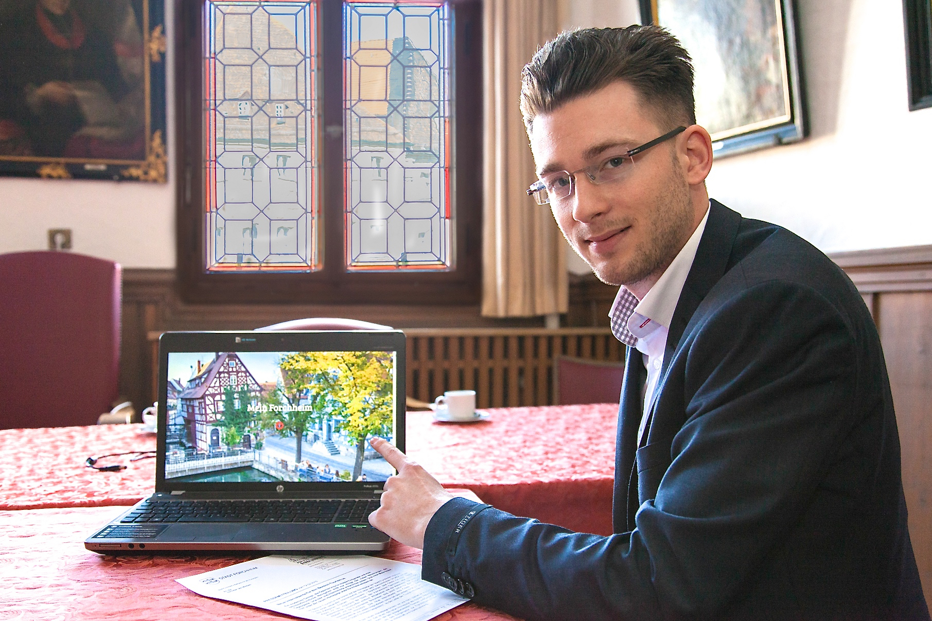 Nico Cieslar, Leiter der Tourist-Information, präsentiert die neue Internetseite. Foto: R. Rosenbauer